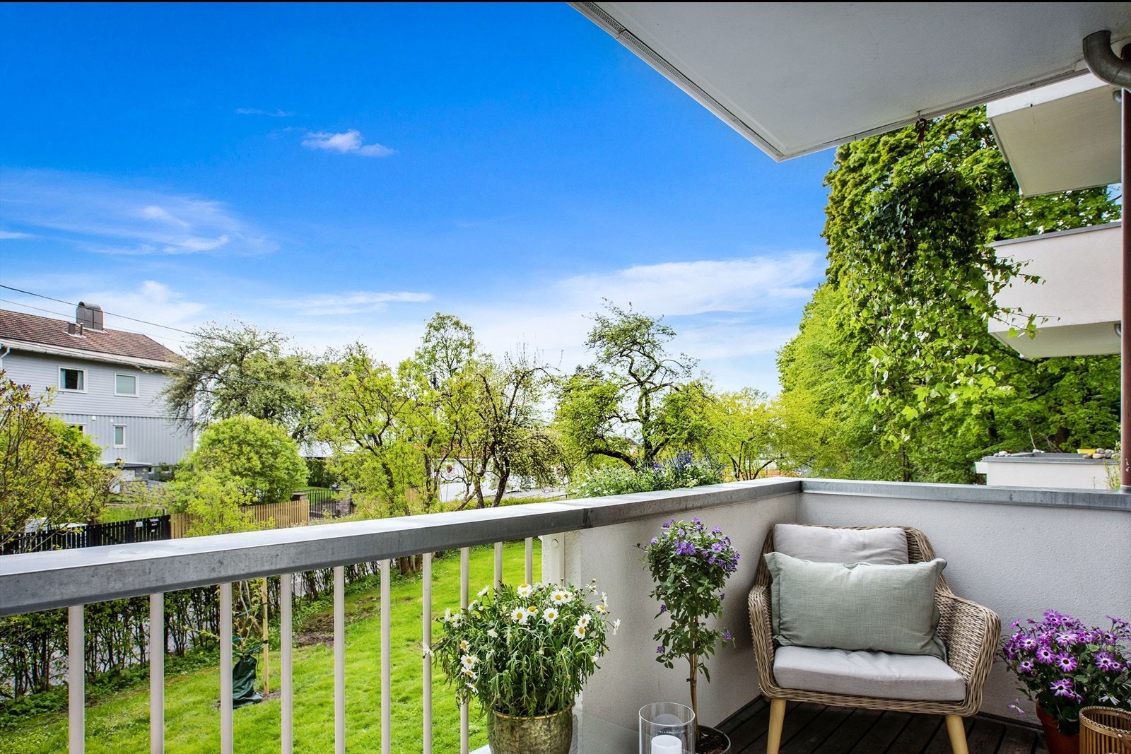 Den lave bebyggelsen på motsatt side av veien gjør at utsikten er åpen og luftig. (Sommerbilde fra tidligere) Galleribilde