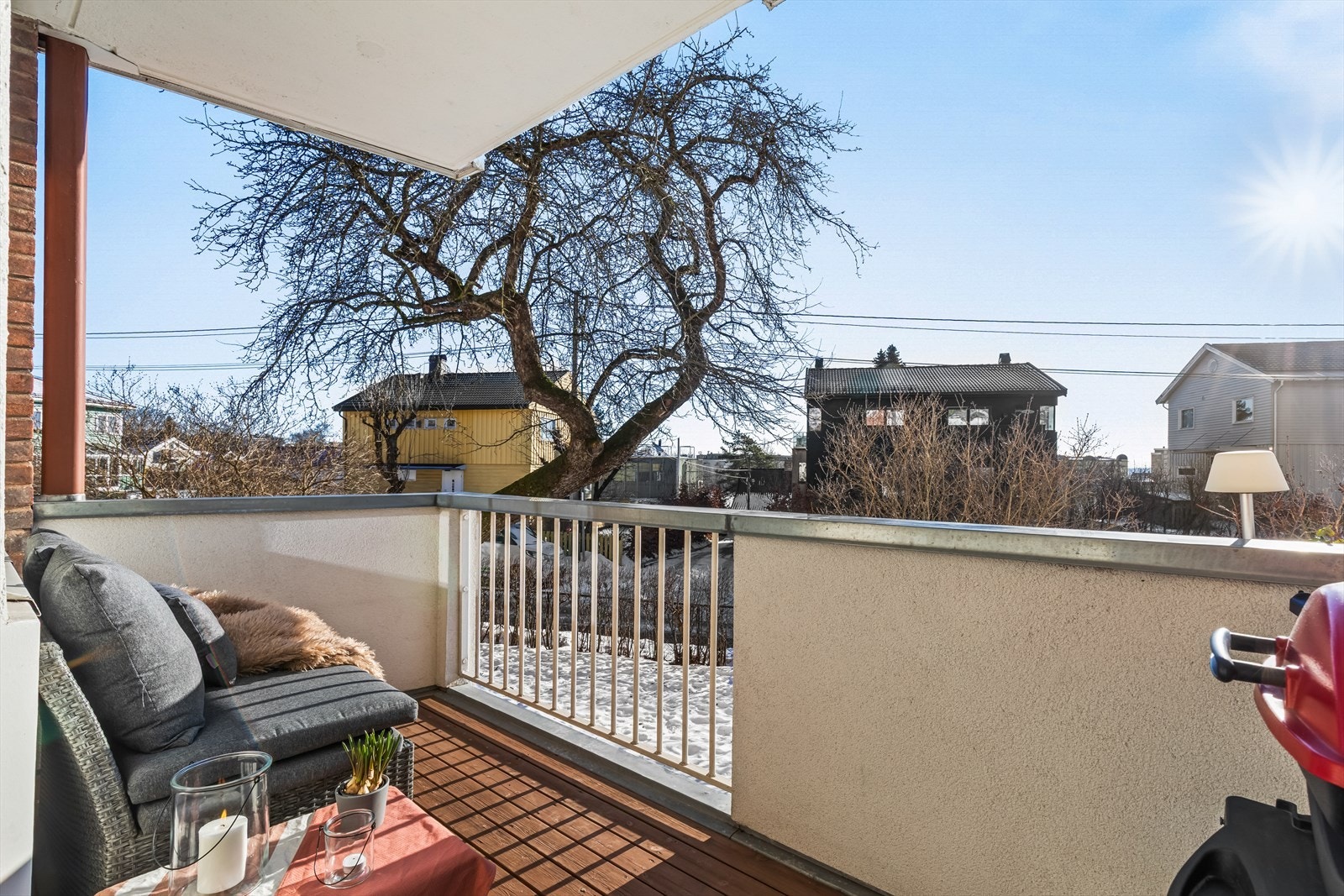 Balkongen vender mot felles hage og har et åpent og luftig utsyn uten sjenerende innsyn. Galleribilde