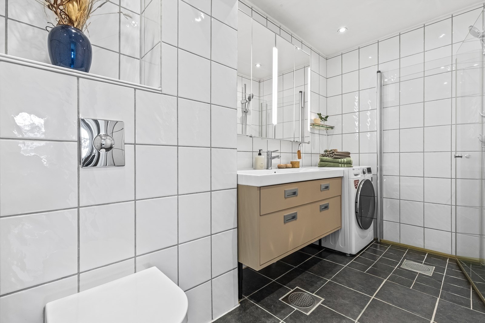 Lyst og flislagt baderom med gulvvarme. Badet ble modernisert i 2009. Galleribilde