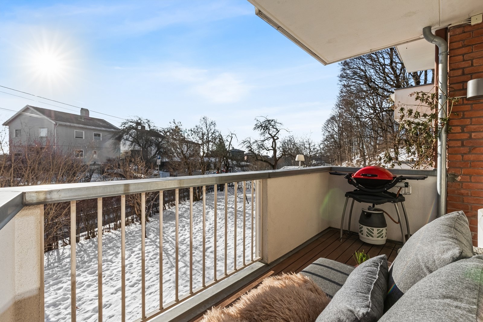 Her bor man godt tilbaketrukket fra vei, og uten sjenerende innsyn. Og den lave bebyggelsen over veien gir et veldig åpent og luftig utsyn. Galleribilde