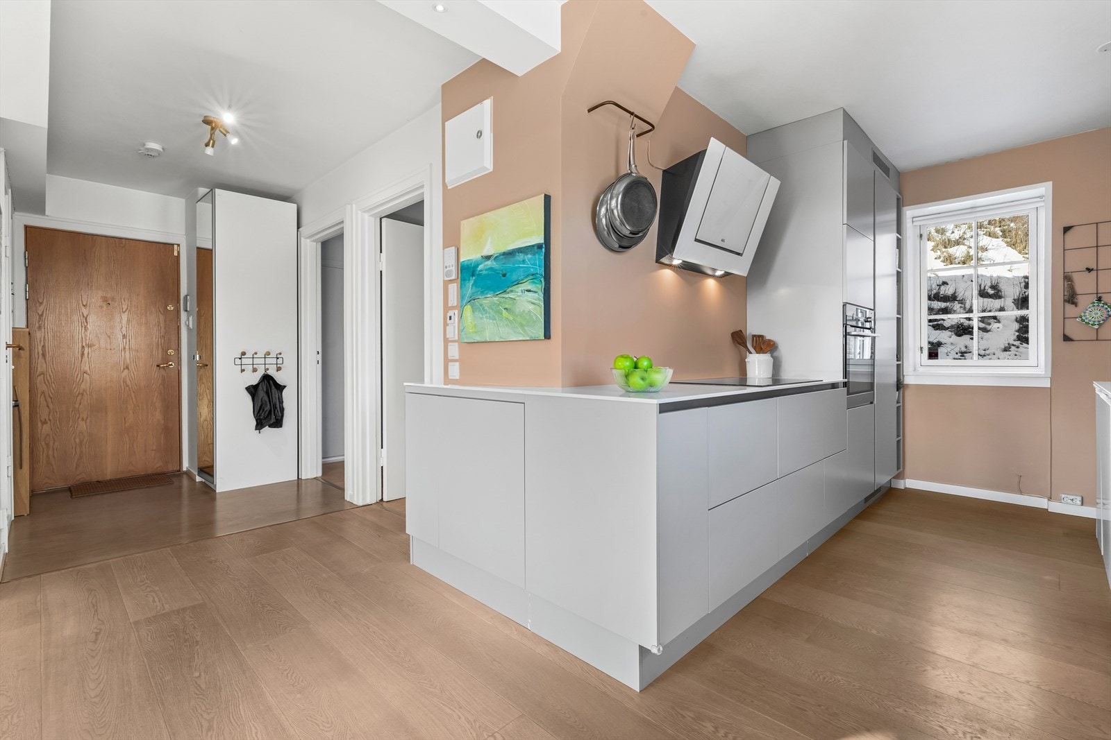 Kjøkkenet ligger delvis skjermet i egen nisje og er levert av HTH (2018). Galleribilde