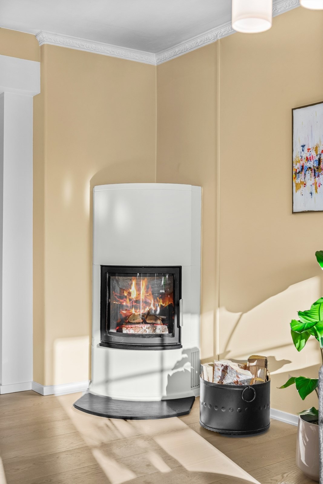 Stuen er utsmykket med en lun og varm peisovn. Galleribilde