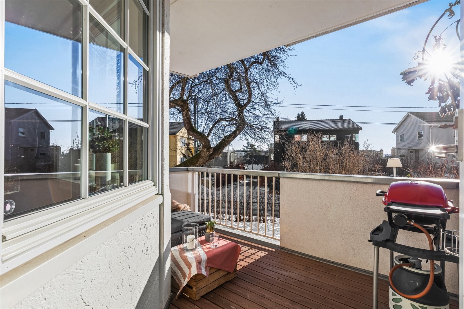 Fra stuen er det utgang til en hyggelig, sørvendt balkong på ca. 6 kvm med gode solforhold store deler av dagen (sommerstid til ca. kl. 16-17). Her er det god plass til utemøbler og grill. Galleribilde