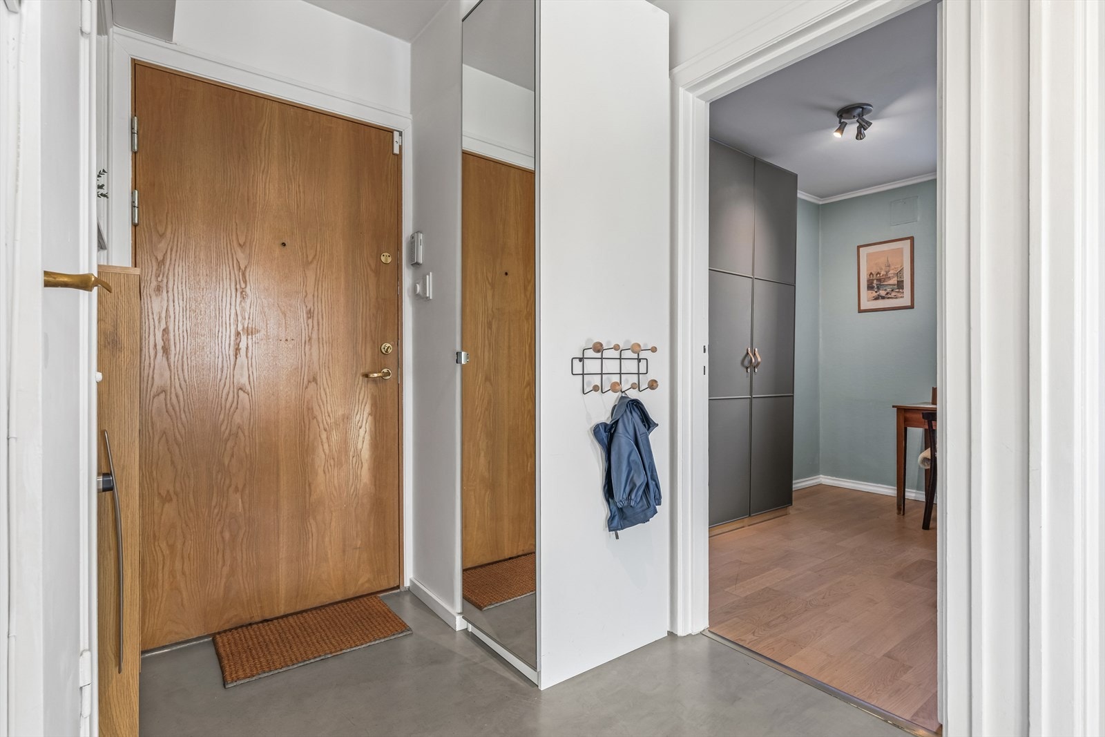Velkommen inn. Boligen har en åpen og romslig entré med god plass til garderobeskap og skoskap. Galleribilde