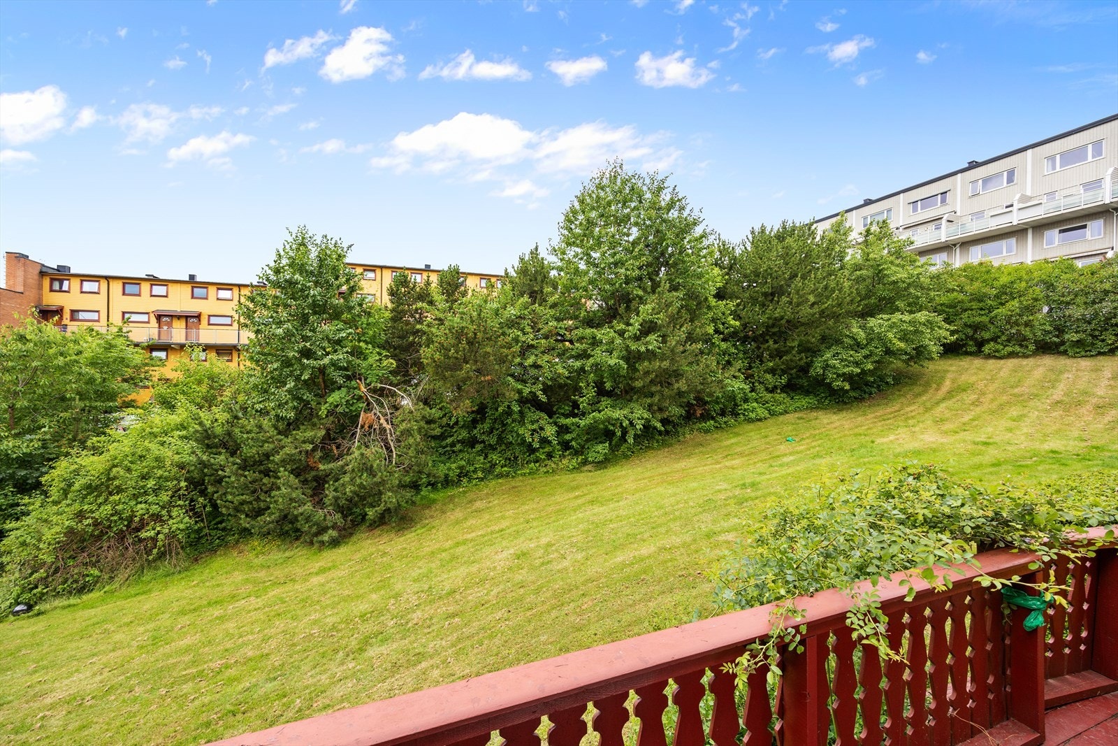 Kort vei til dagligvarebutikker som Kiwi og Rema 1000, kun minutter unna. Galleribilde