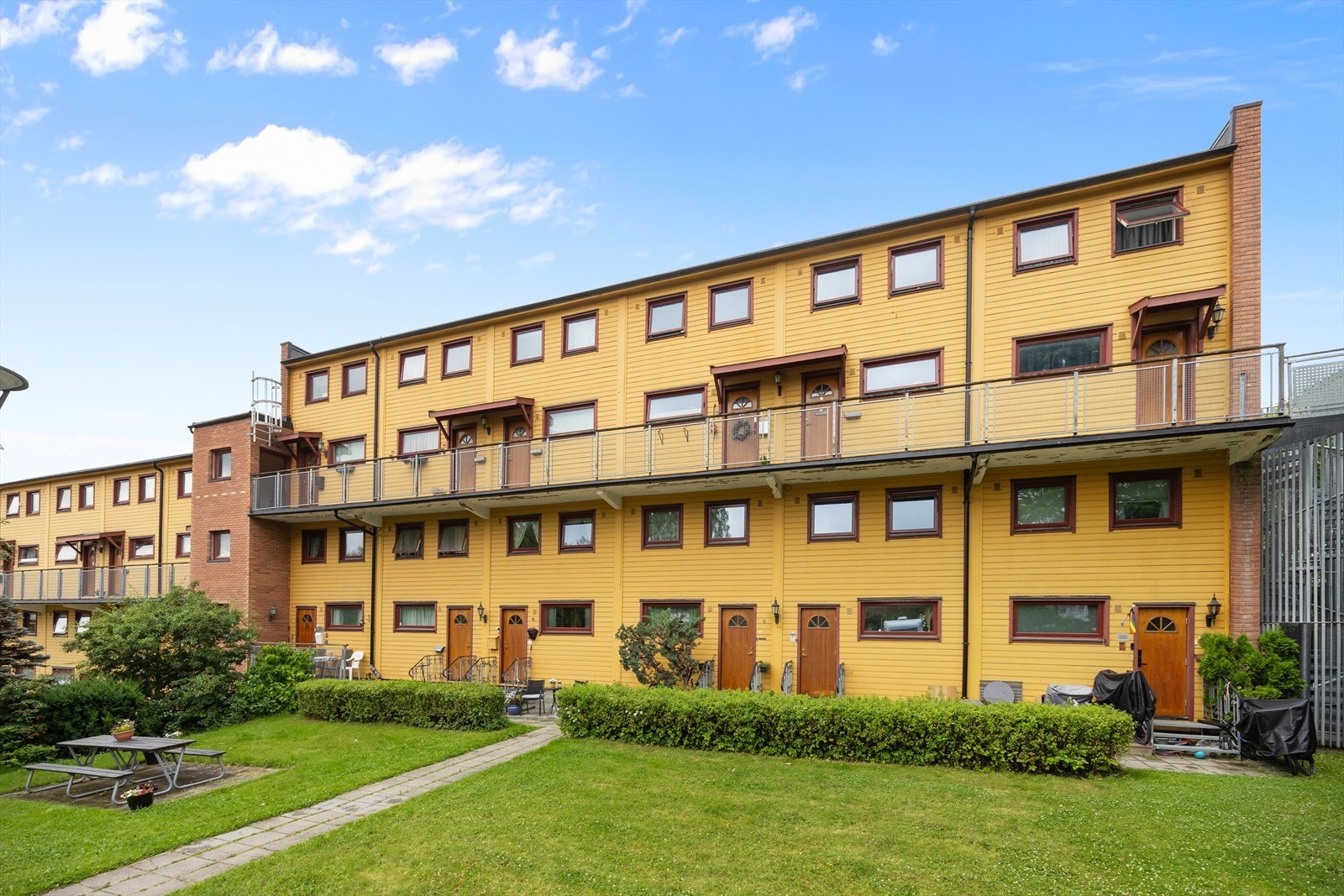 Fasadene ble rehabilitert i 1996 og er kledd med trepanel. Galleribilde