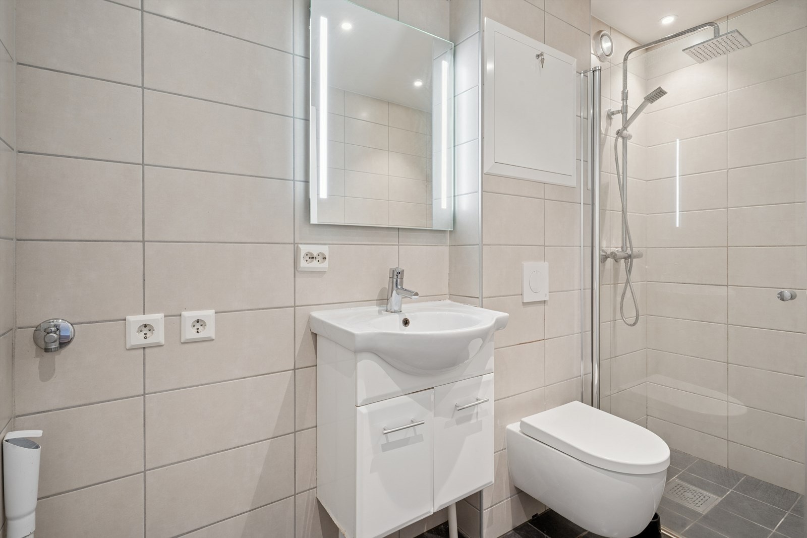 Badet ble modernisert i 2021 av borettslaget og har flislagte overflater og innfelte downlights. Galleribilde