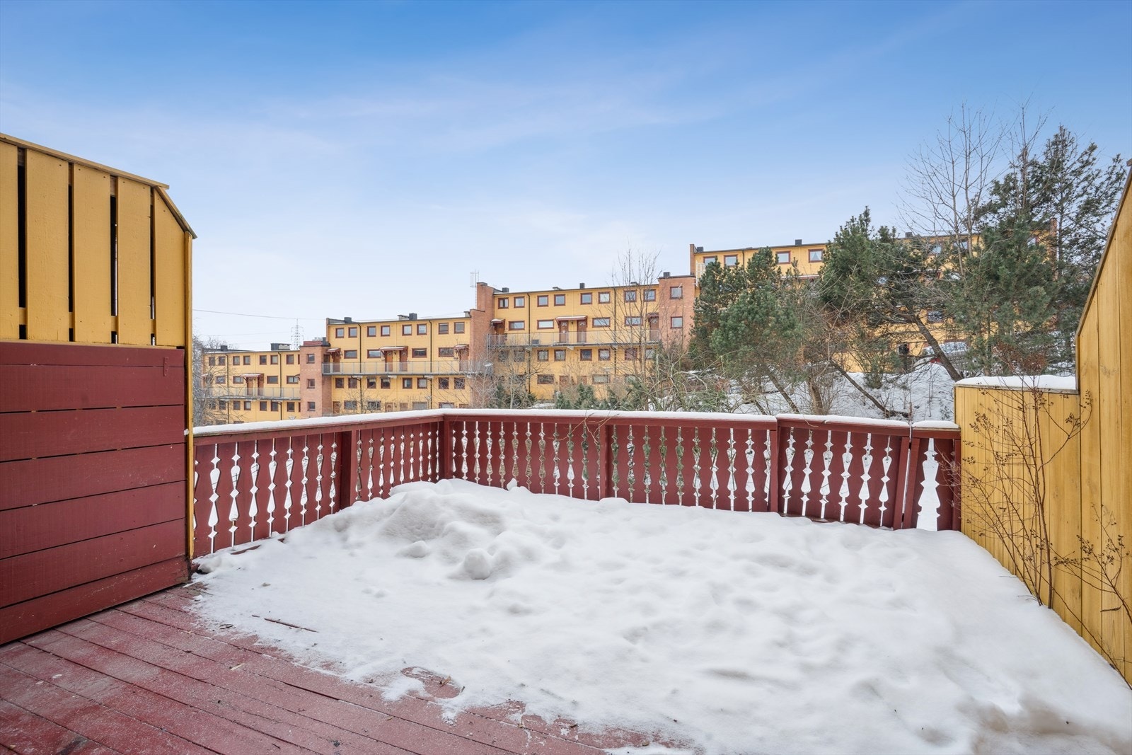 Den romslige terrassen på 20 m² utvider boarealet på varme dager. Galleribilde