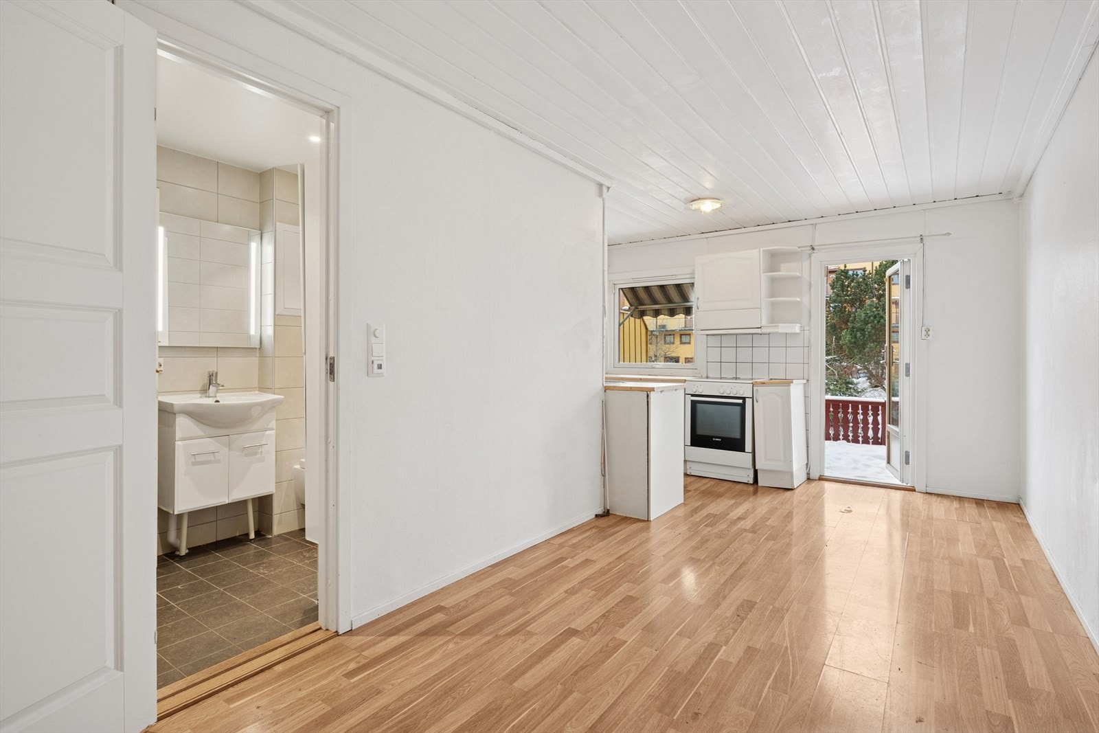 Oversikt over første etasje som viser åpenheten mellom rommene. Galleribilde