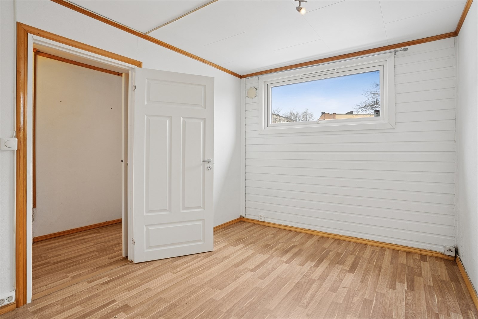 Soverommet i første etasje har originale, finerte innerdører. Galleribilde