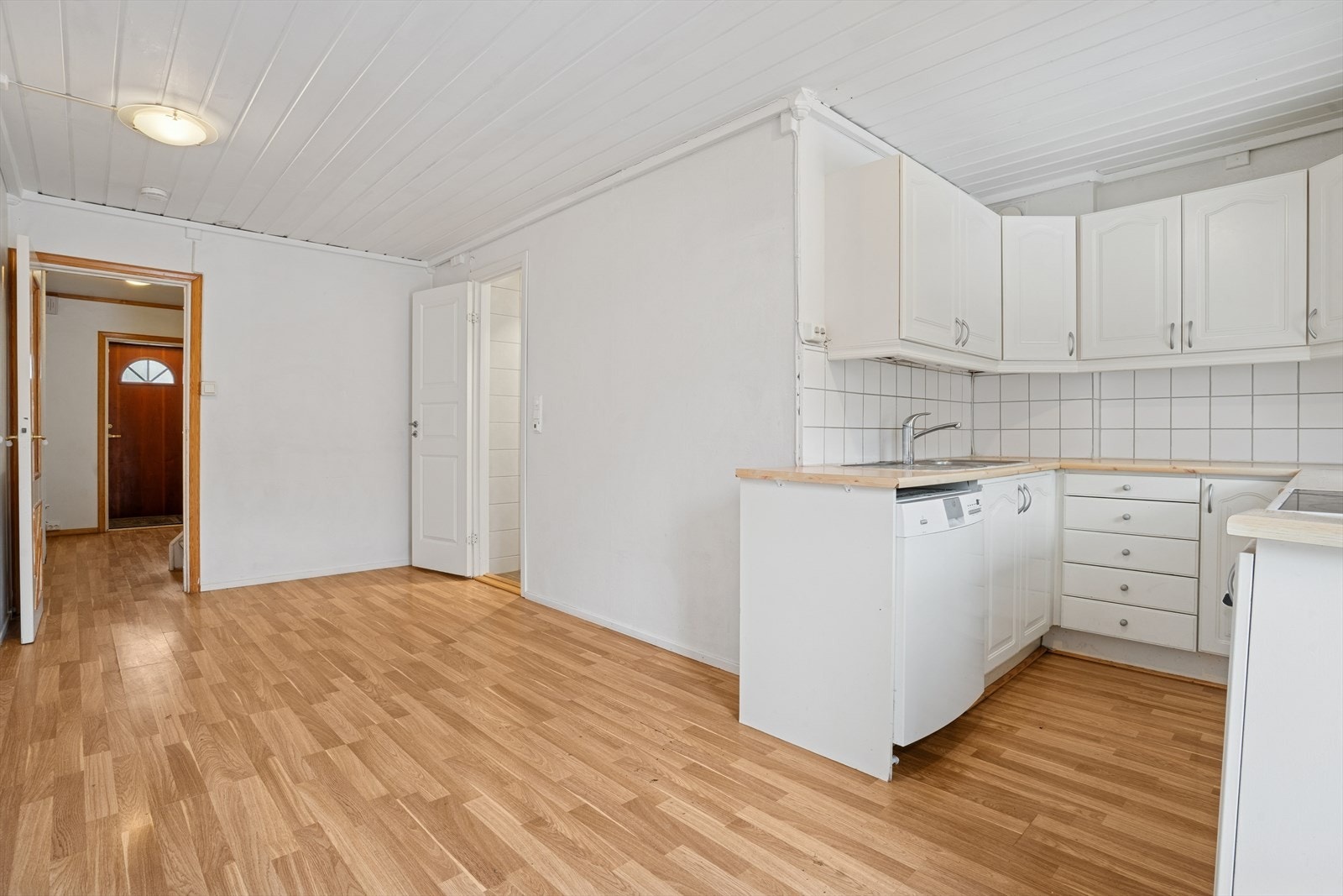 Kjøkkenet ligger i åpen løsning mot en naturlig spiseplass. Galleribilde