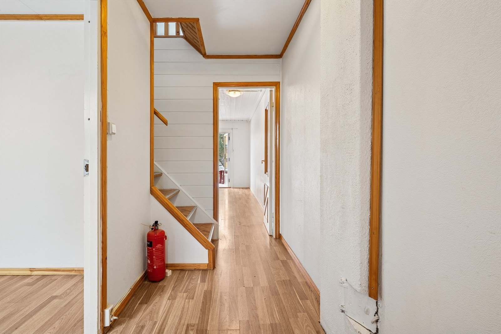 Gangen i første etasje med trappeforbindelse. Galleribilde