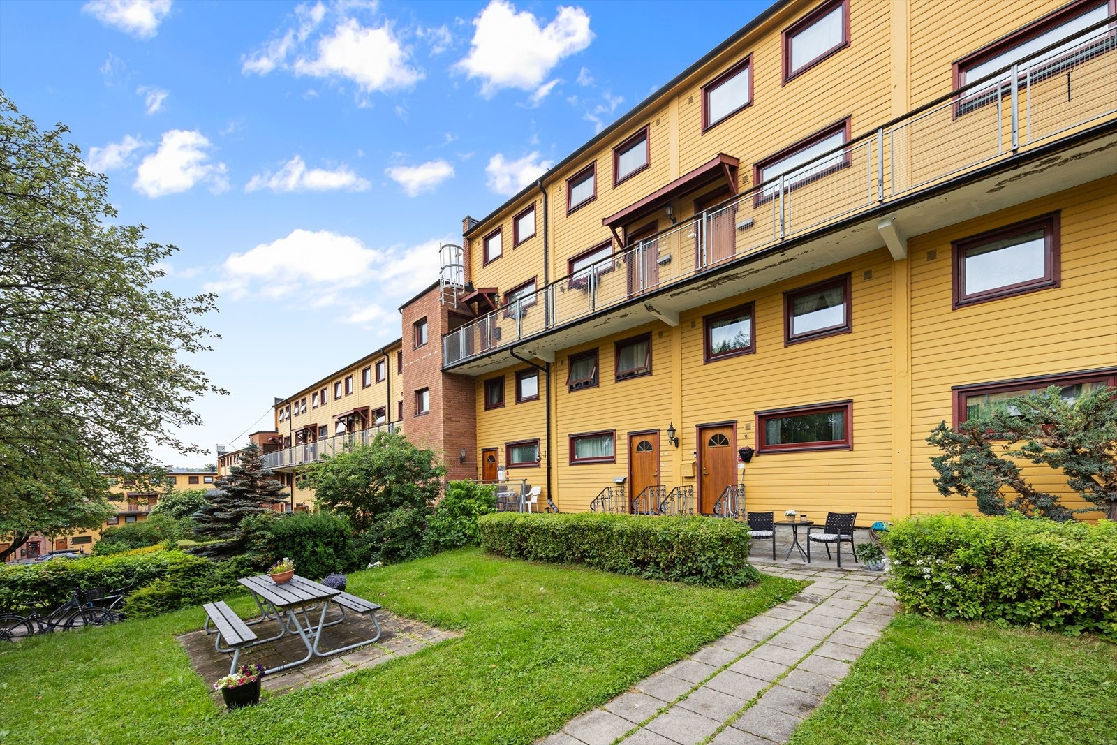 Leiligheten ligger i et veletablert borettslag med store, grønne fellesarealer. Galleribilde