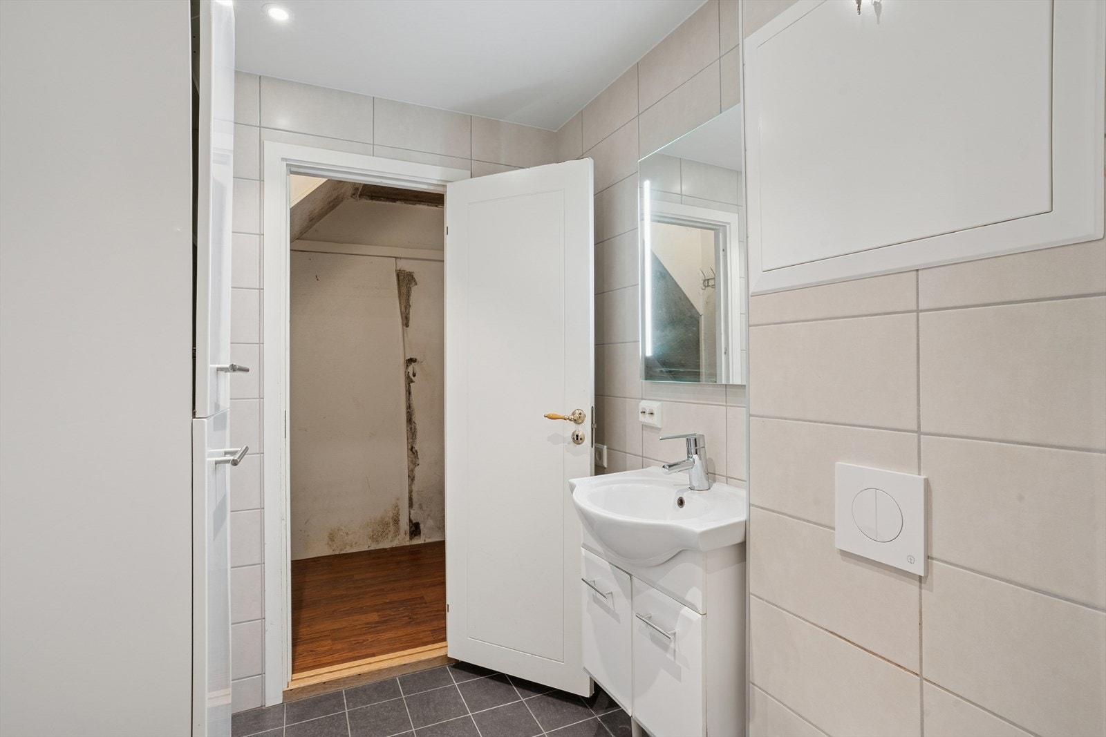 Fra badet er det tilgang til en innvendig bod for ekstra lagring. Galleribilde