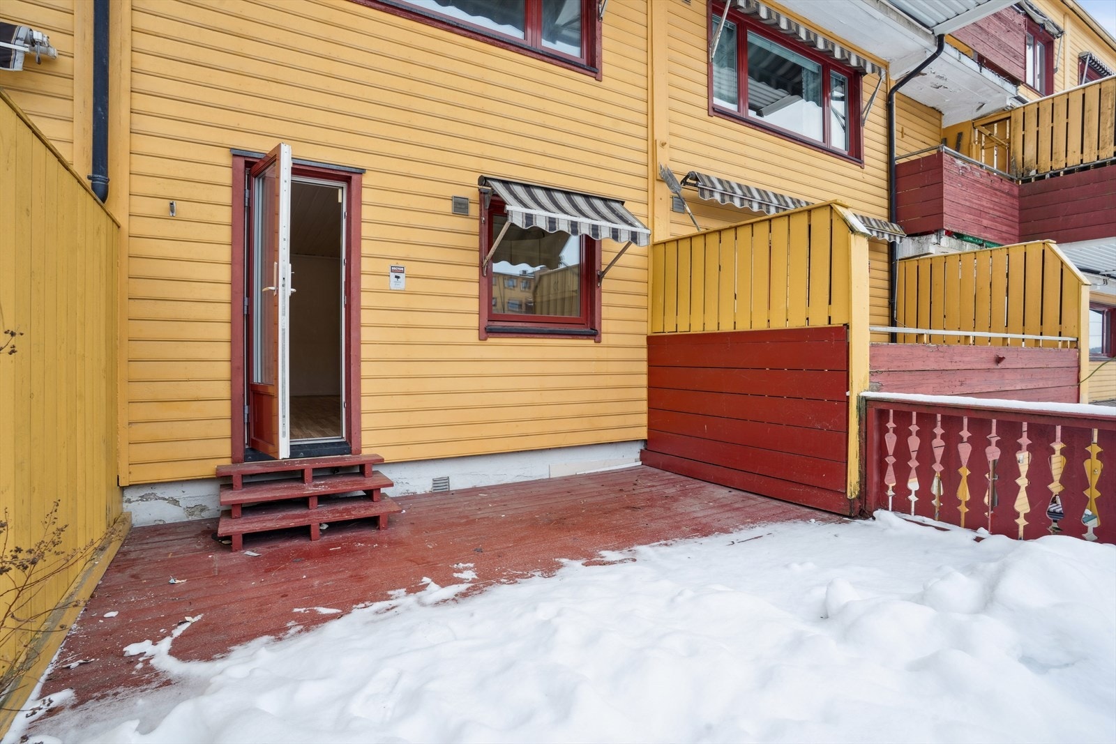 Terrassen har tredekke og er en fin forlengelse av kjøkkenet. Galleribilde