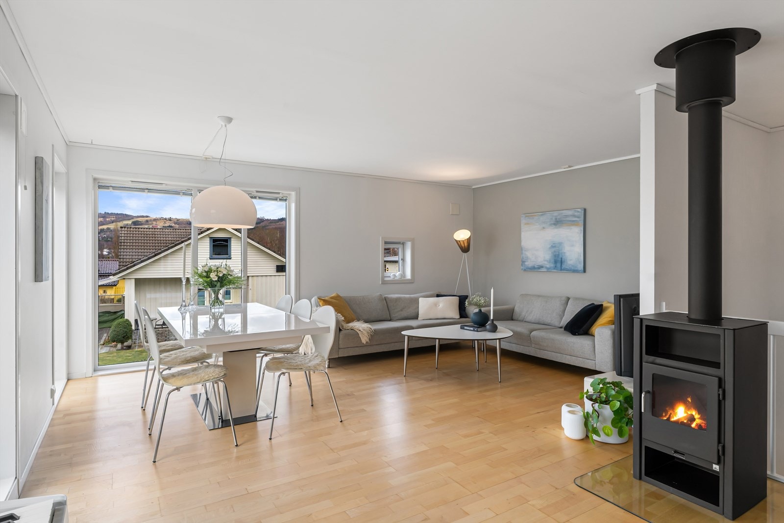 2. etasje - Lys og luftig stue med vedovn Galleribilde