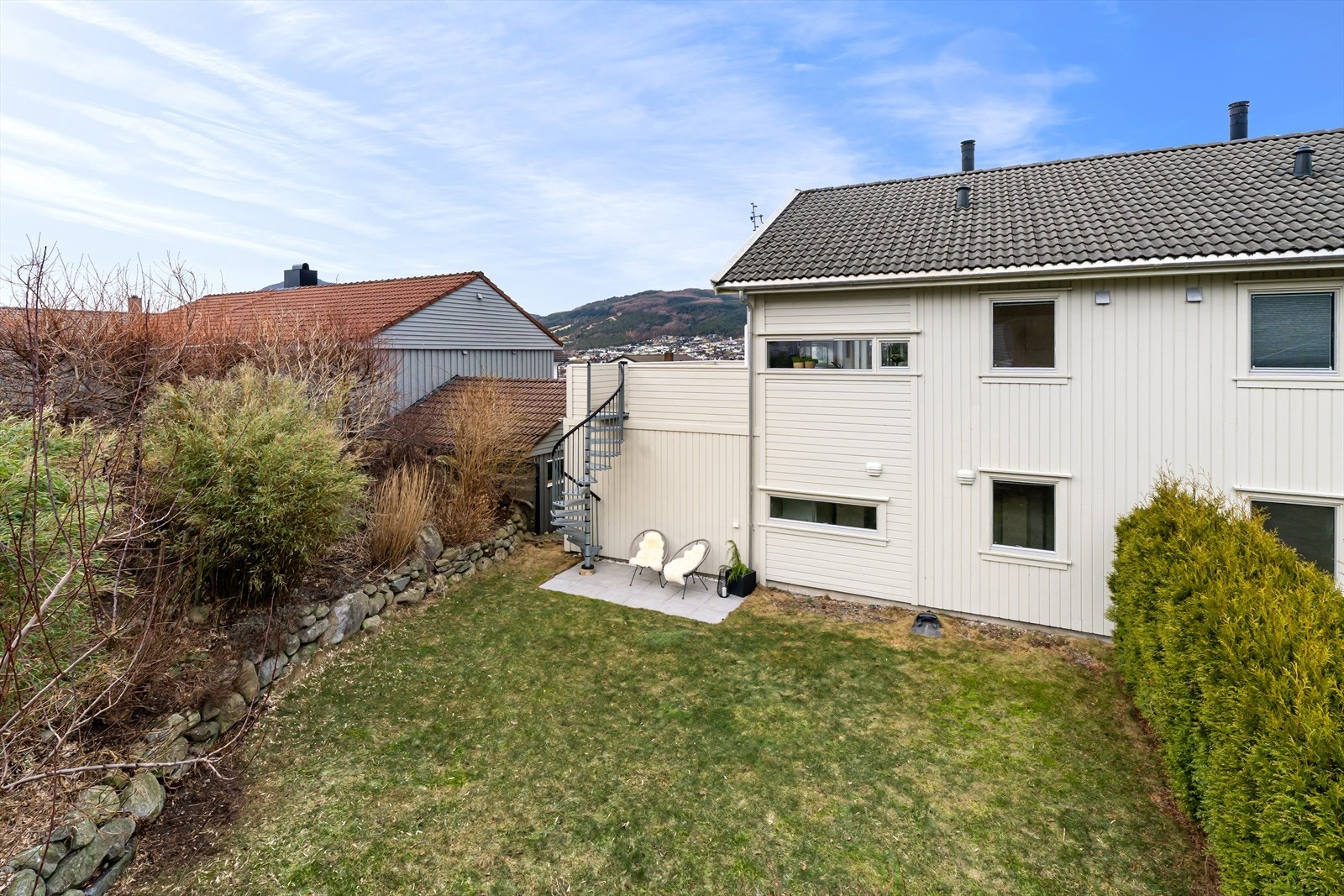 Usjenert og kjekk hage på baksiden av boligen Galleribilde