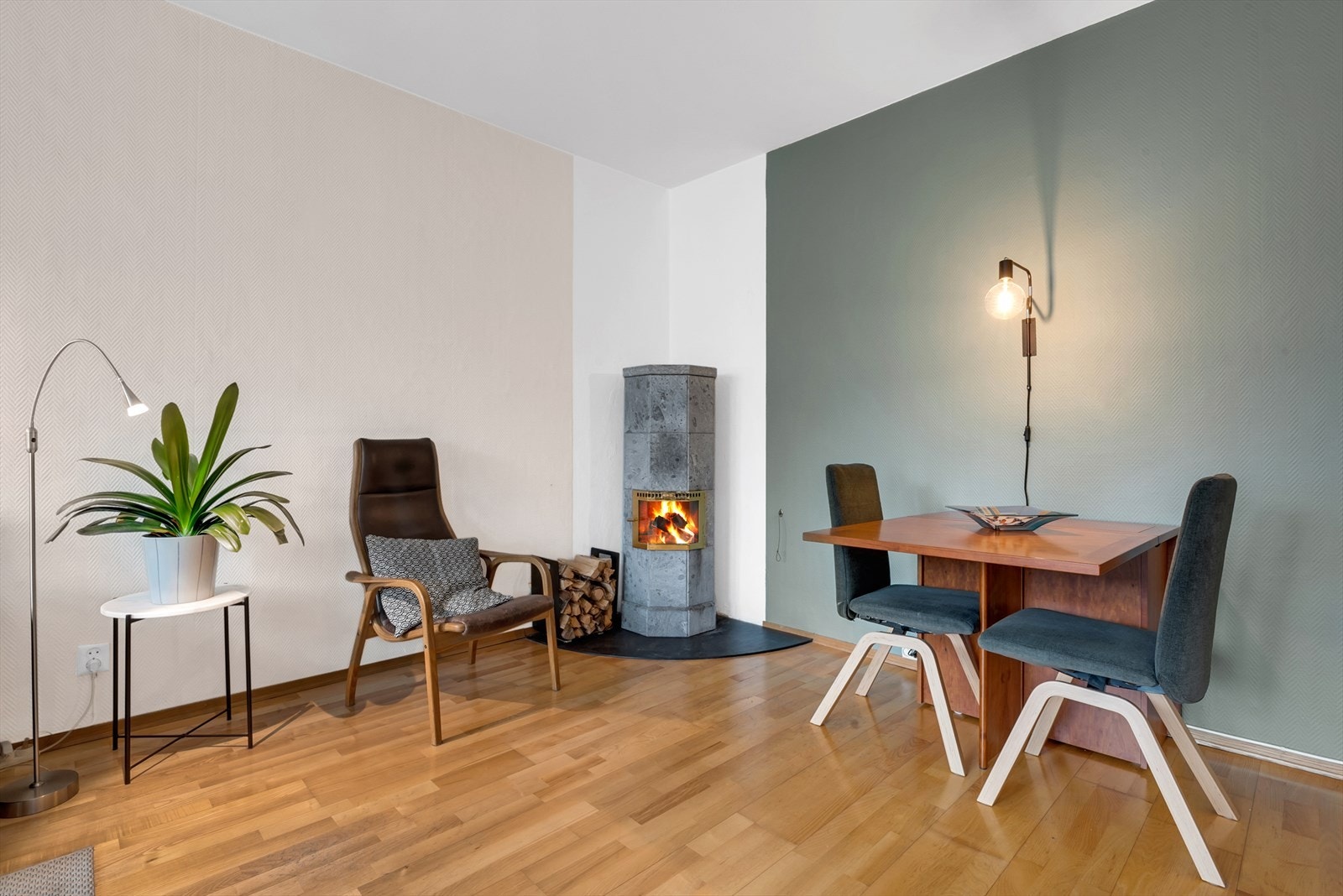 En nyere kleberstein peisovn fra 2010 gir effektiv og behagelig varme. Galleribilde