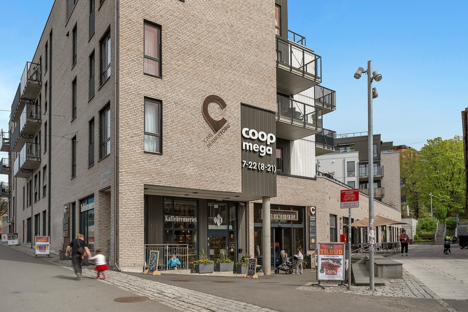 På Carl Berner Torg gjøres dagligvarehandelen enkelt, og herfra er det tilgang til trikk og buss. Galleribilde