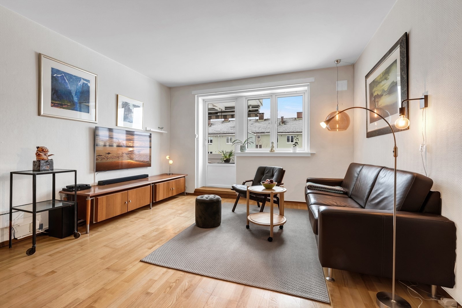 Stuen har parkett på gulvet og gode vindusflater som gir rikelig med lys. Galleribilde