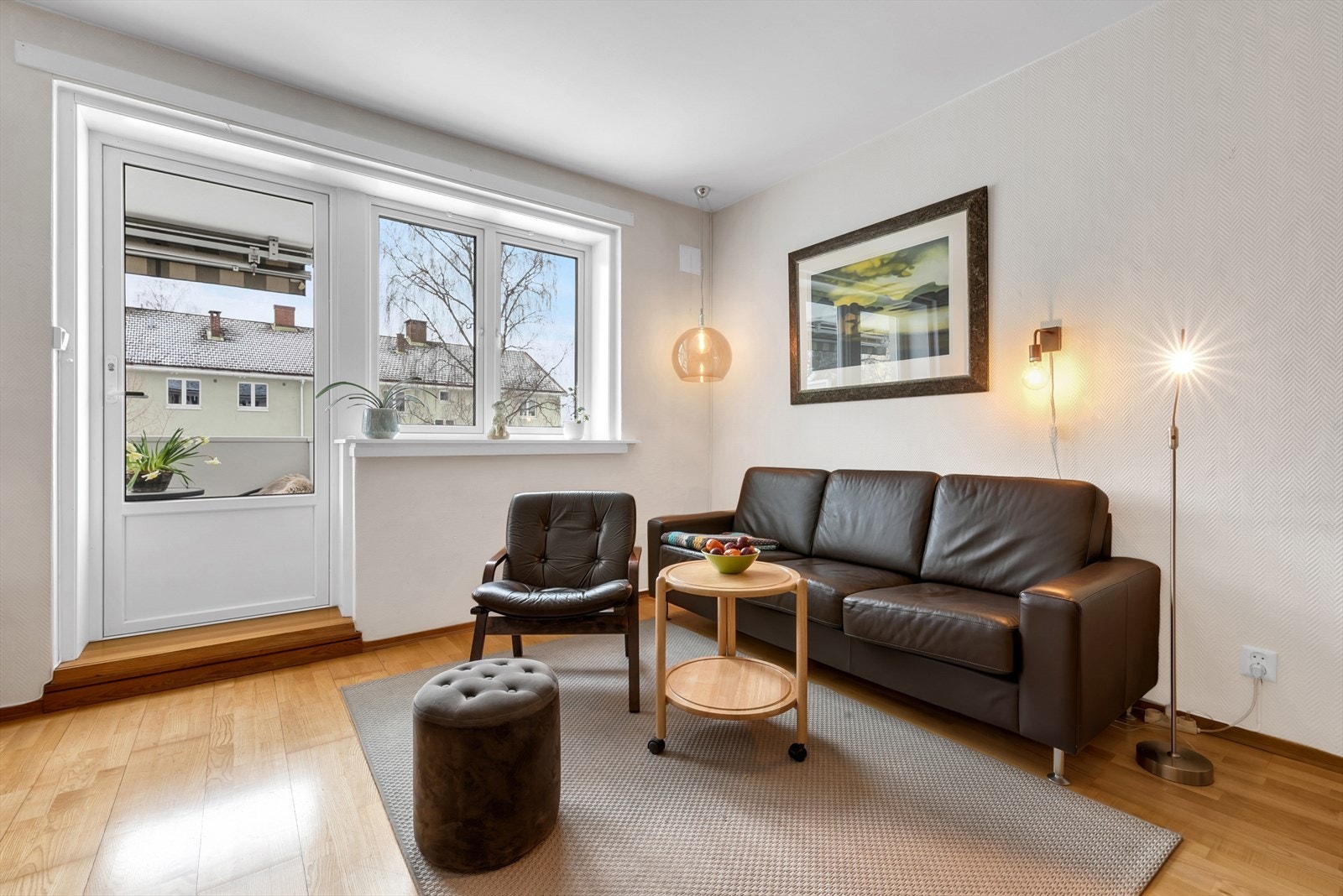 Stuen har plass til sofasekjson, mediemøbler og spisebord. Galleribilde