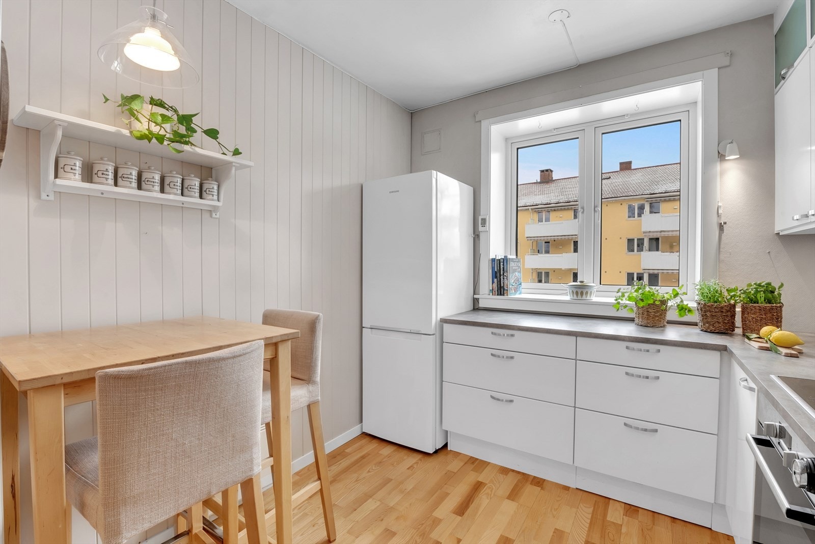 Innredningen har slette, fabrikklakkerte fronter og laminat benkeplate. Galleribilde