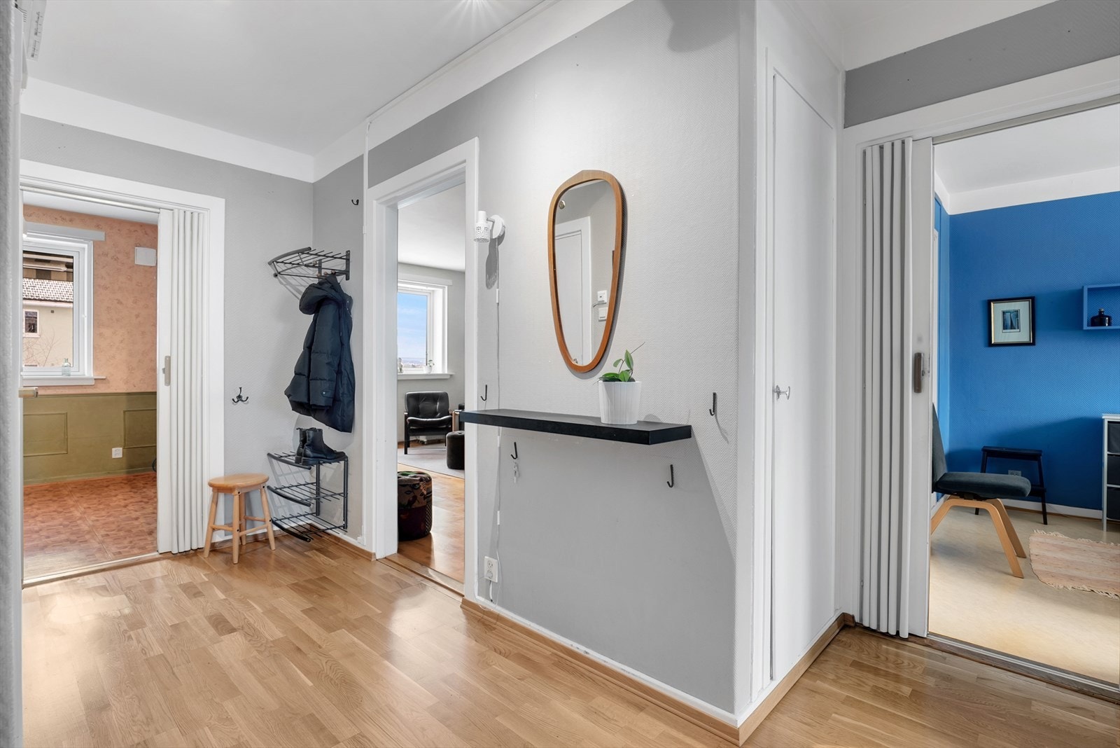 Entreen har et plassbygd garderobeskap for oppbevaring. Galleribilde