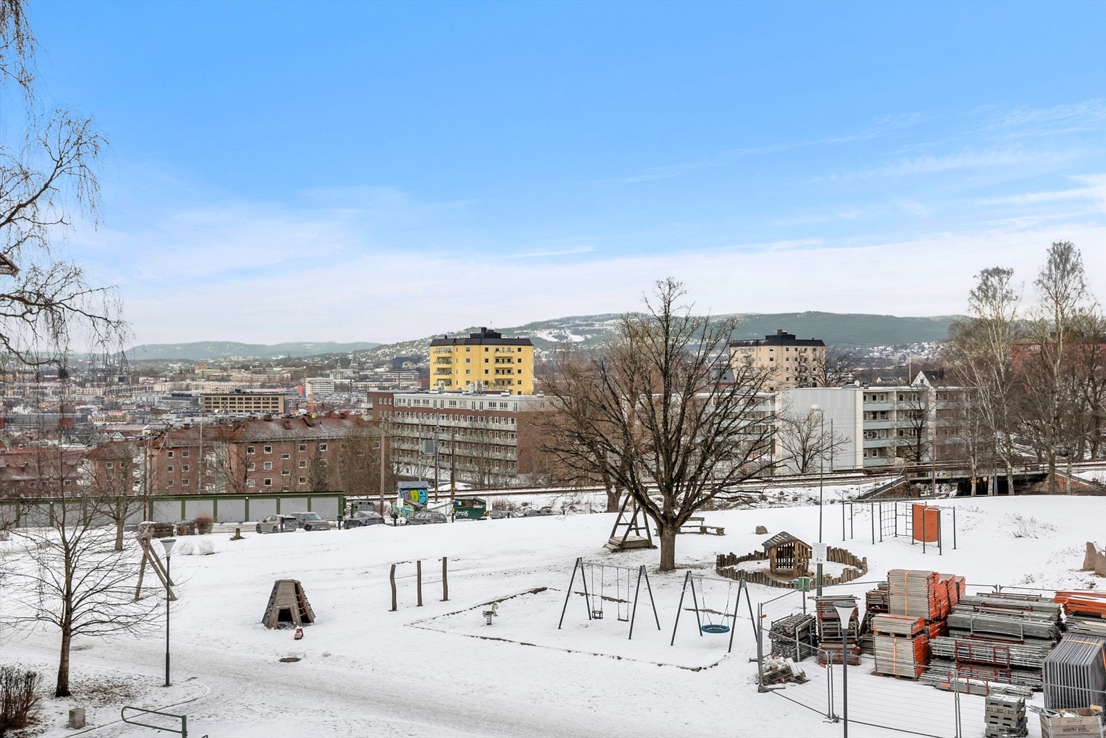 Borettslaget har store, grønne fellesarealer med lekeplass og sittegrupper. Galleribilde