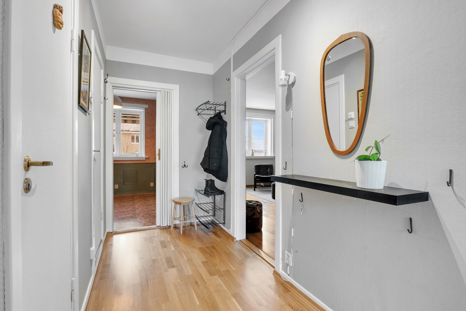 Velkommen inn! Entréen gir et godt førsteinntrykk av leiligheten. Galleribilde