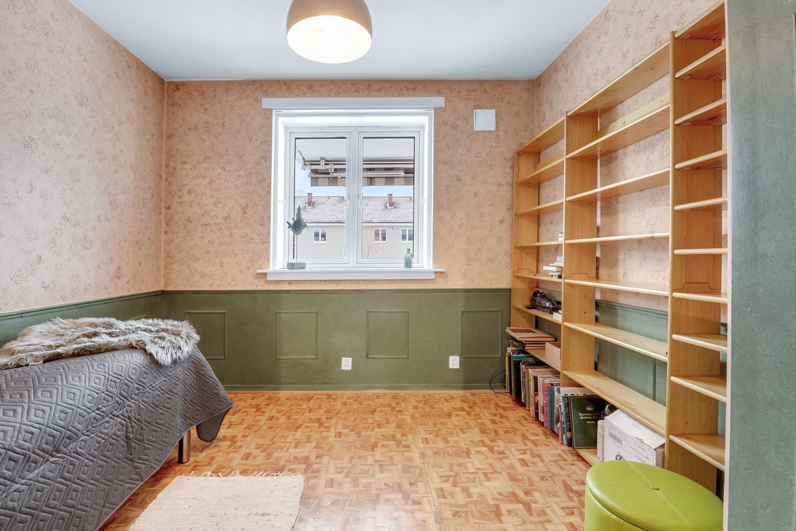 Her er det plass til seng, nattbord og garderobeløsning. Galleribilde