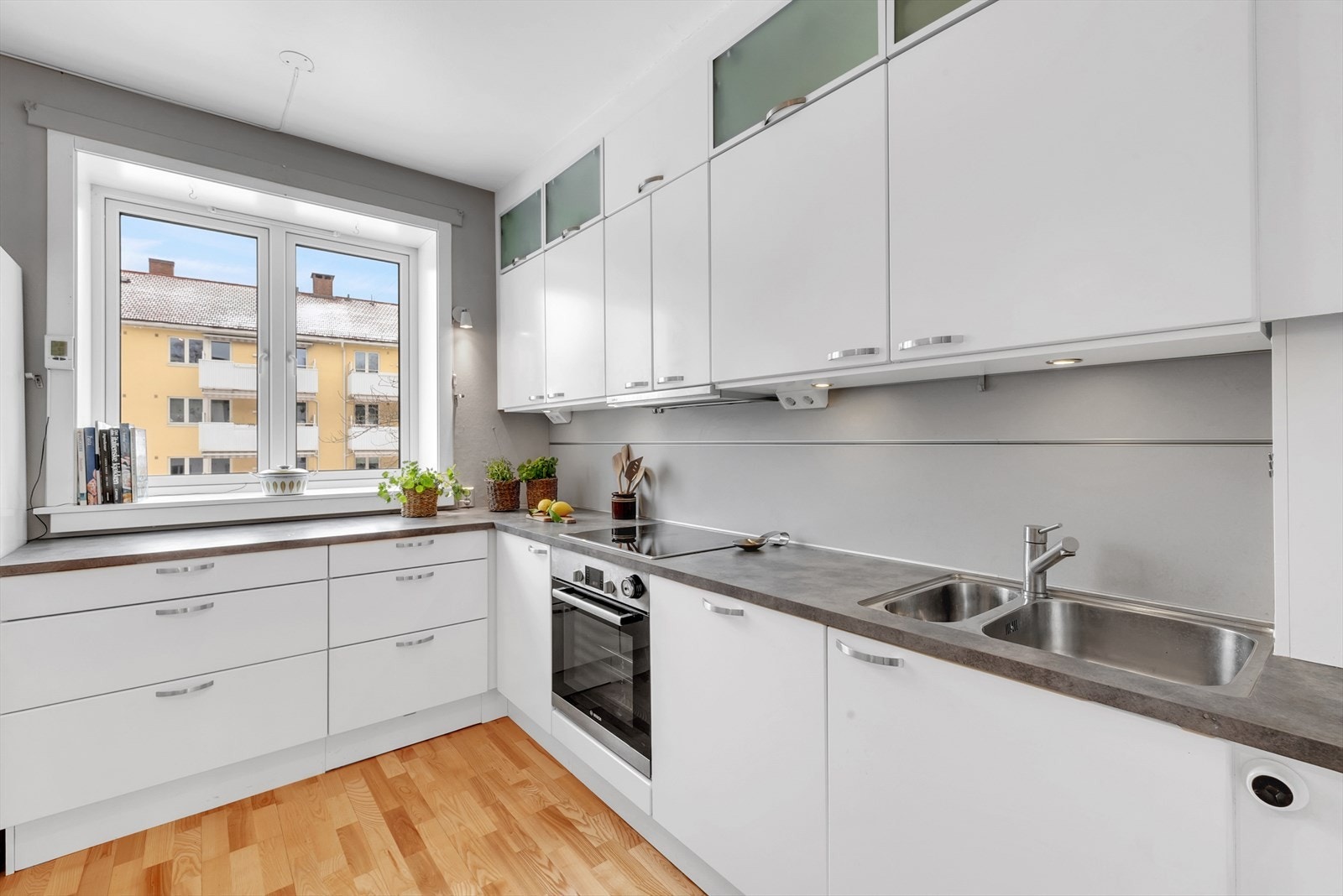 Moderne HTH-kjøkken fra 2015 med integrert stekeovn, koketopp og oppvaskmaskin. Galleribilde