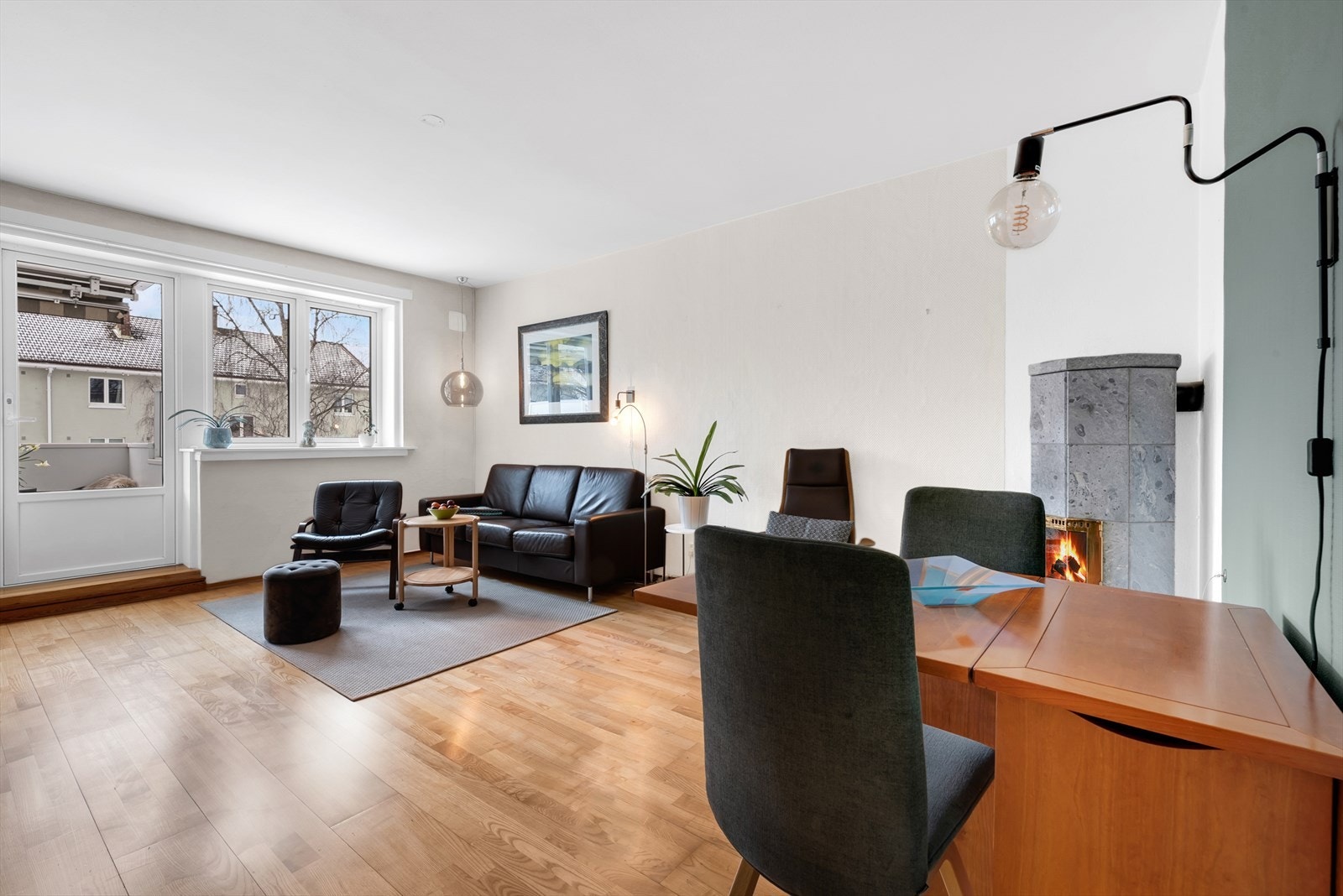 Fra stuen er det utgang til balkongen. Galleribilde