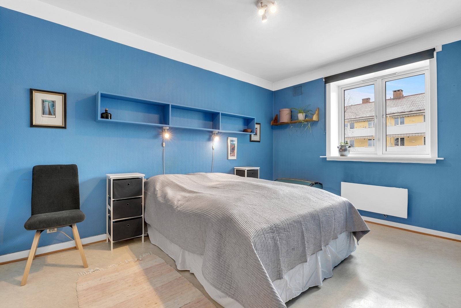 Soverommet har plass til dobbeltseng, tilhørende nattbord og annet soveromsinteriør. Galleribilde