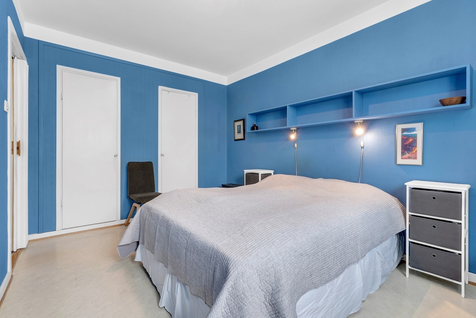 Hovedsoverommet har god plass og originale, plassbygde garderobeskap. Galleribilde