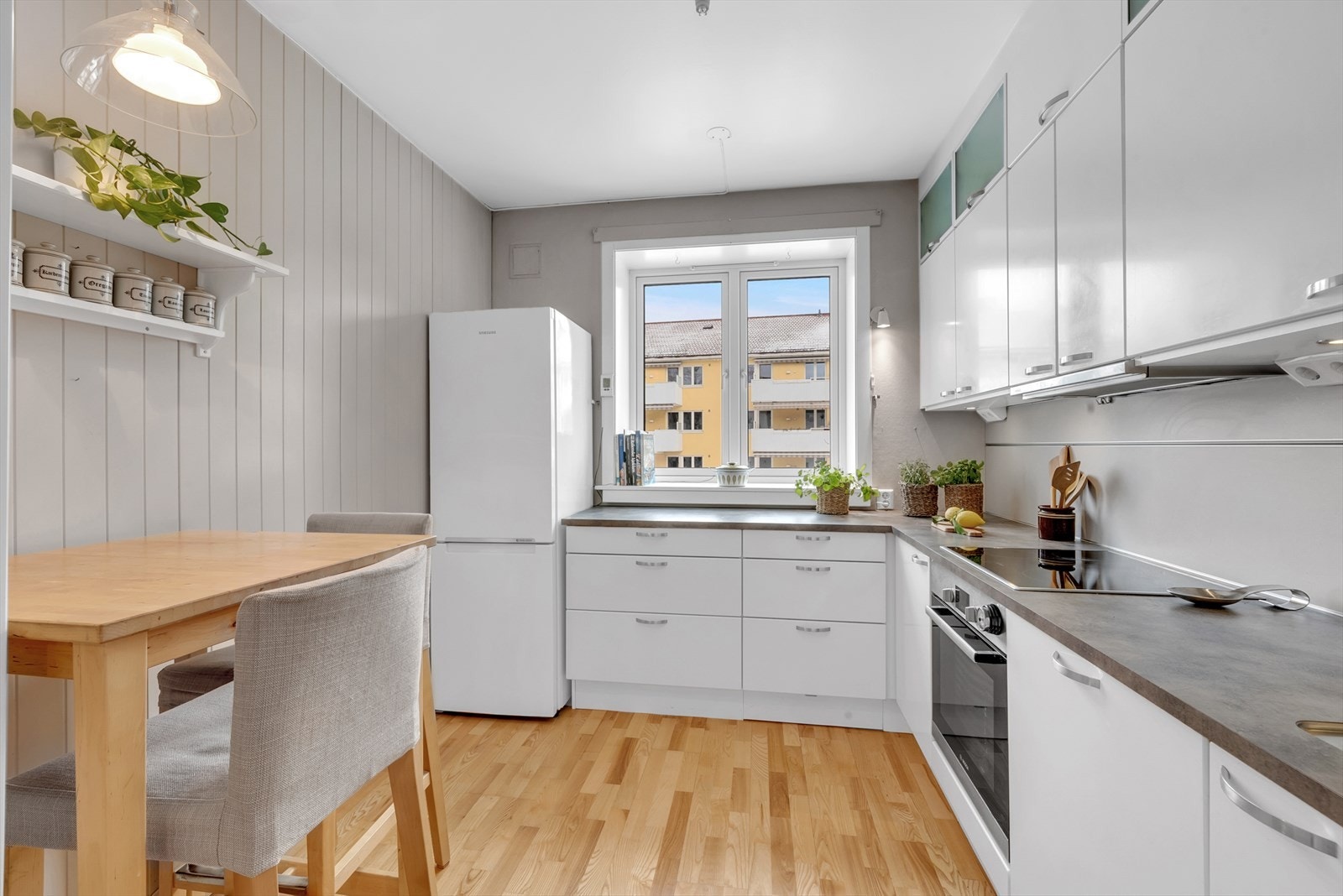 Kjøkkenet er et separat rom med plass til en hyggelig sitteplass. Galleribilde