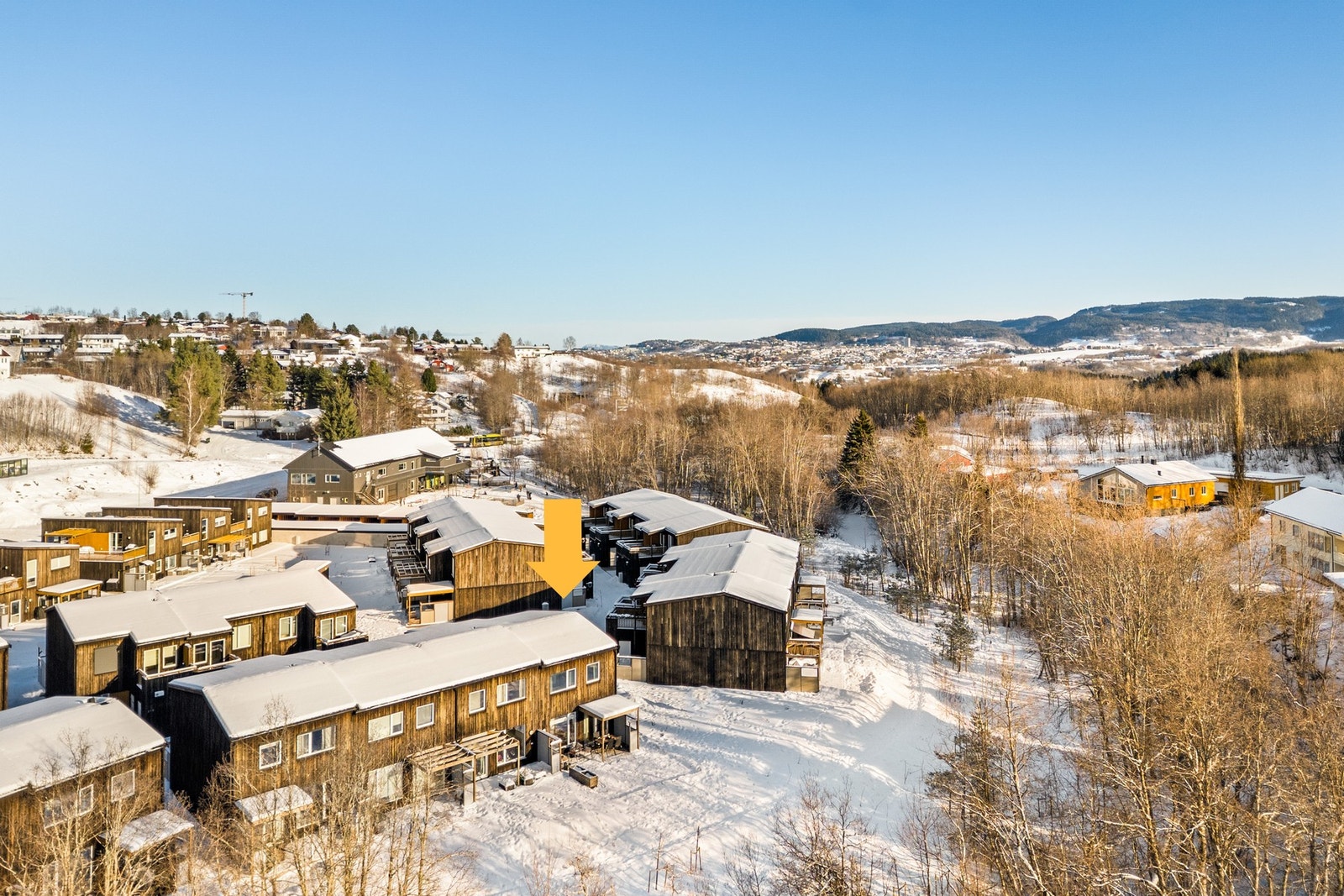 Selve rekkehuset må sies å ha en av de beste beliggenhetene i feltet. Her bor man rolig og tilbaketrukket i enden av rekka med ekstra stor hageflekk og med flott utsyn mot skogen. Galleribilde