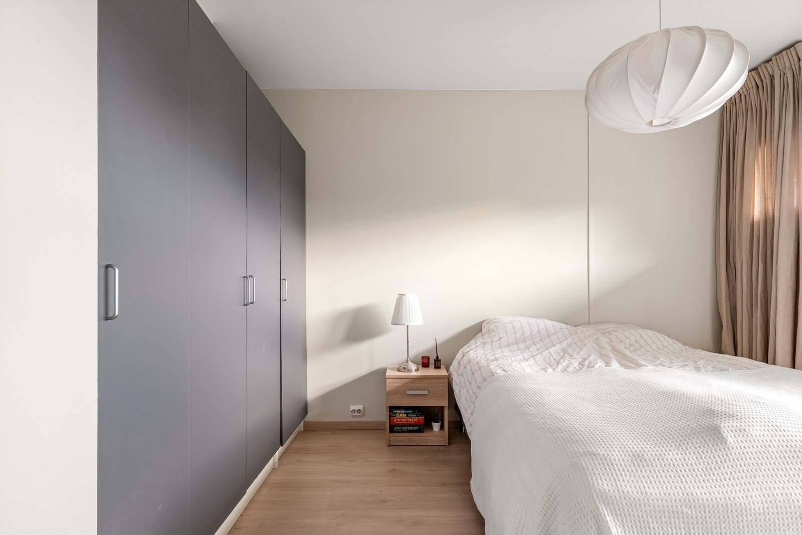 Hovedsoverommet har god plass til dobbeltseng og rikelig med oppbevaring i garderobeskap. Galleribilde