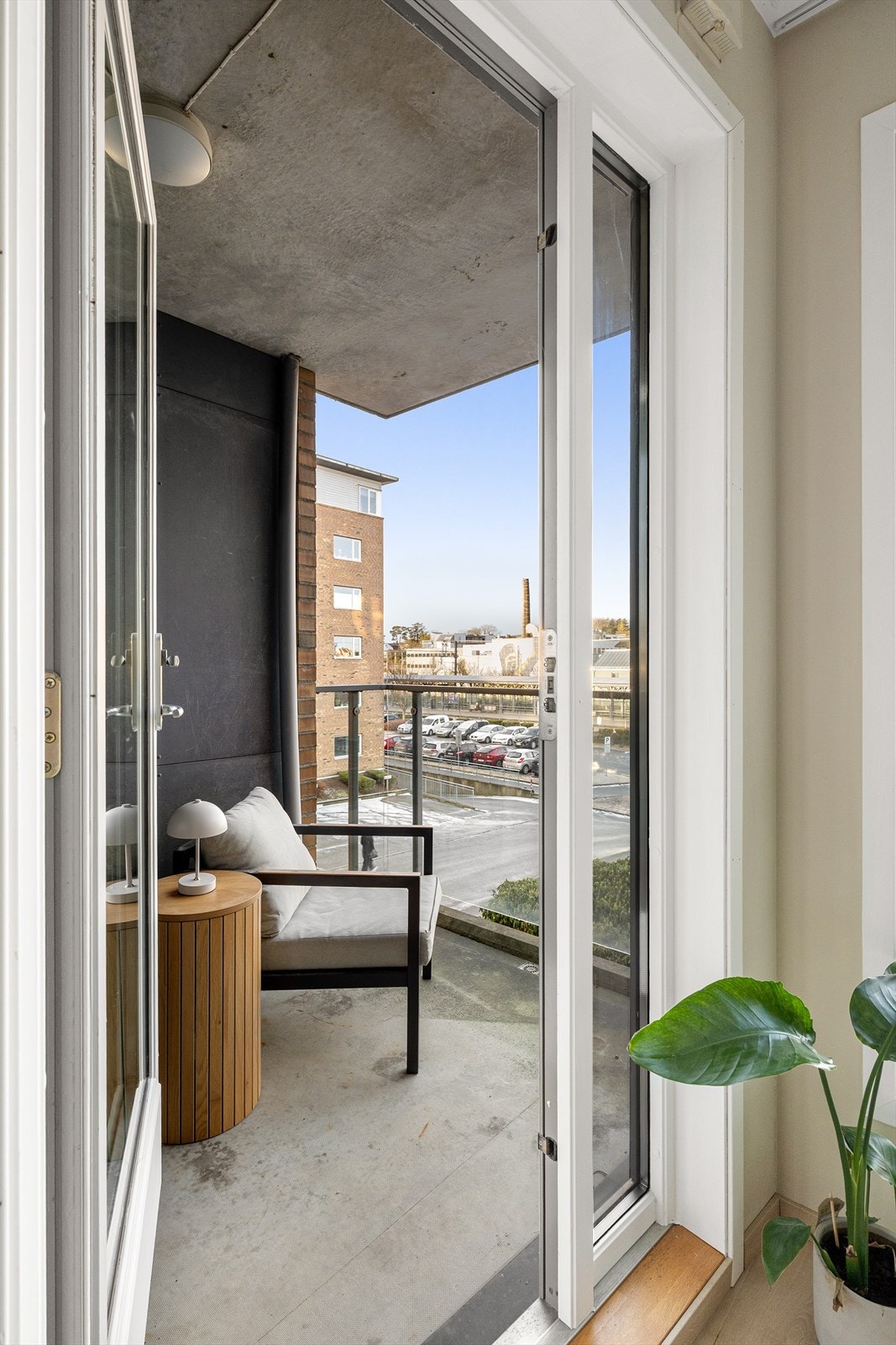 Balkongen er på 5 m² med støpt dekke og har plass til en sittegruppe. Galleribilde