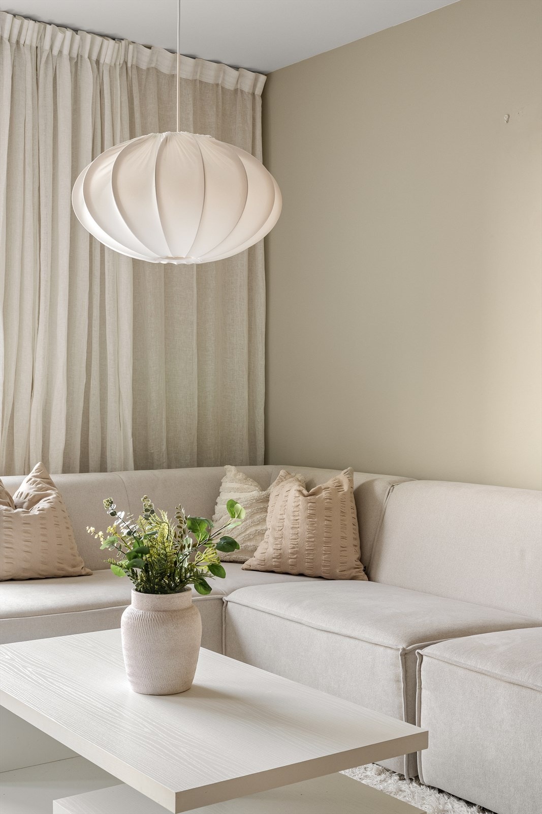 Overflatene i leiligheten er gjennomgående med malte plater på veggene og parkett på gulvet. Galleribilde