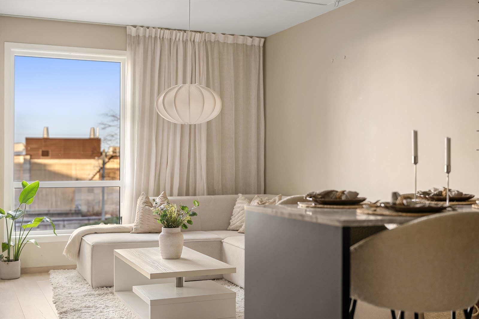 Kjøkkenøya fungerer som en naturlig spiseplass og et sosialt samlingspunkt i rommet. Galleribilde