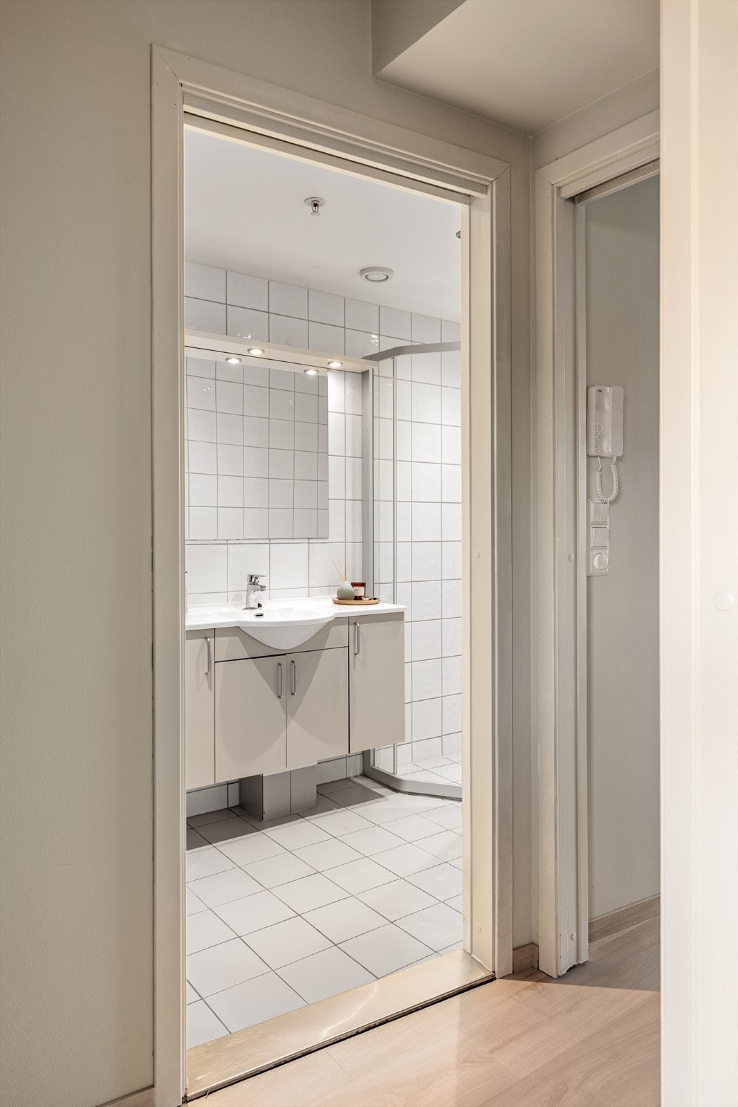 Badet er praktisk plassert i tilknytning til entréen. Galleribilde