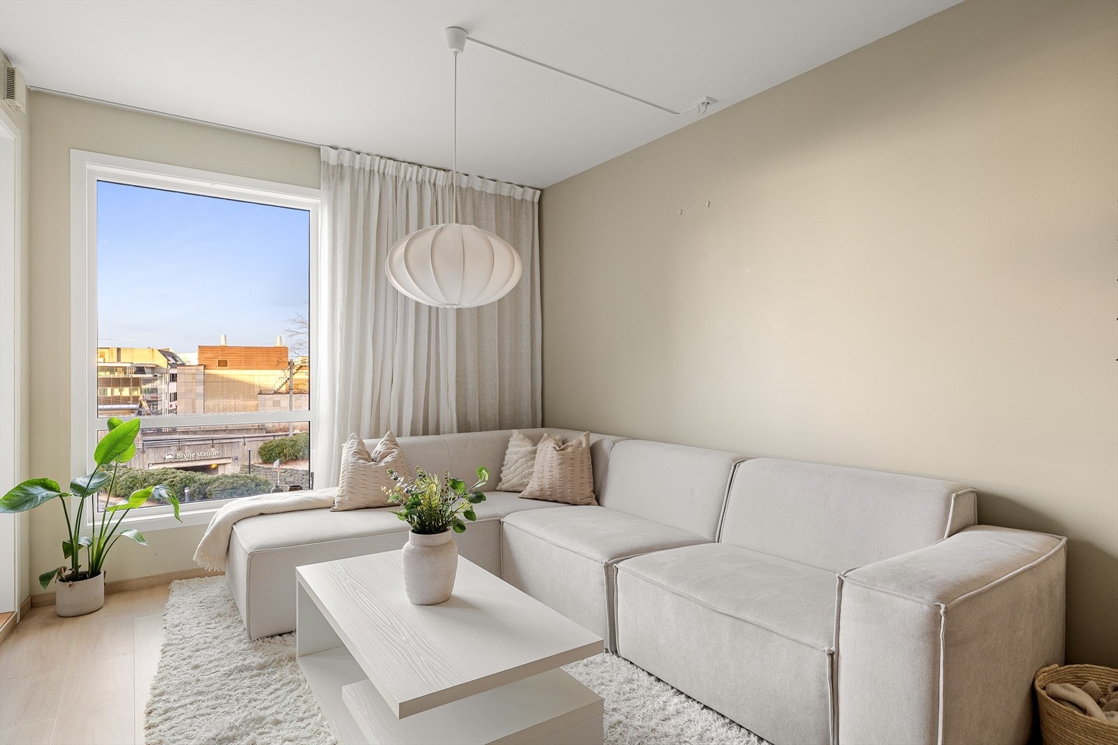 Stuen har god plass til en sofagruppe. Gulvet er belagt med ny parkett fra 2023. Galleribilde