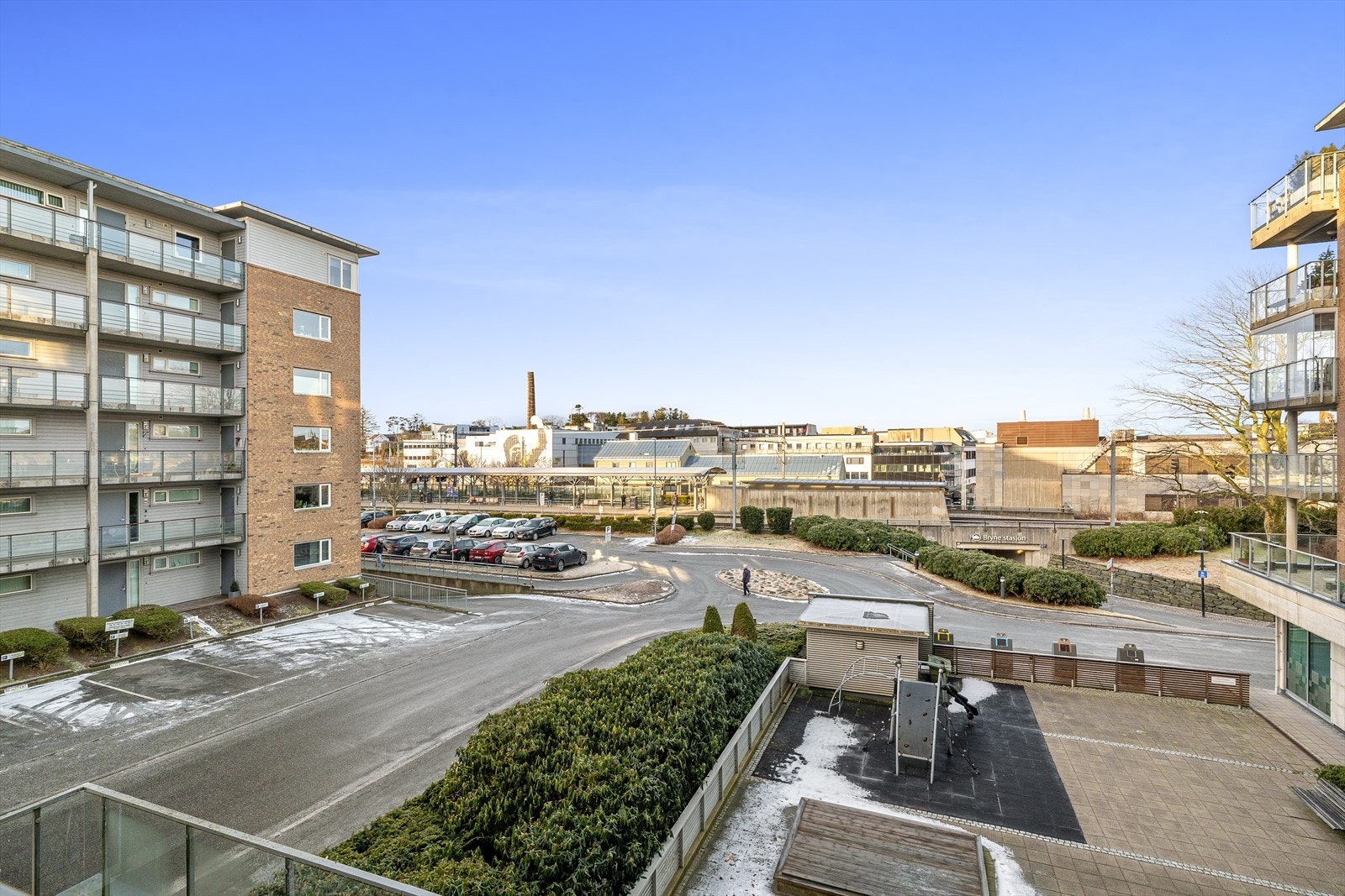 Fra leiligheten har man utsyn over nærområdet. Beliggenheten er sentral med kort vei til det meste. Galleribilde