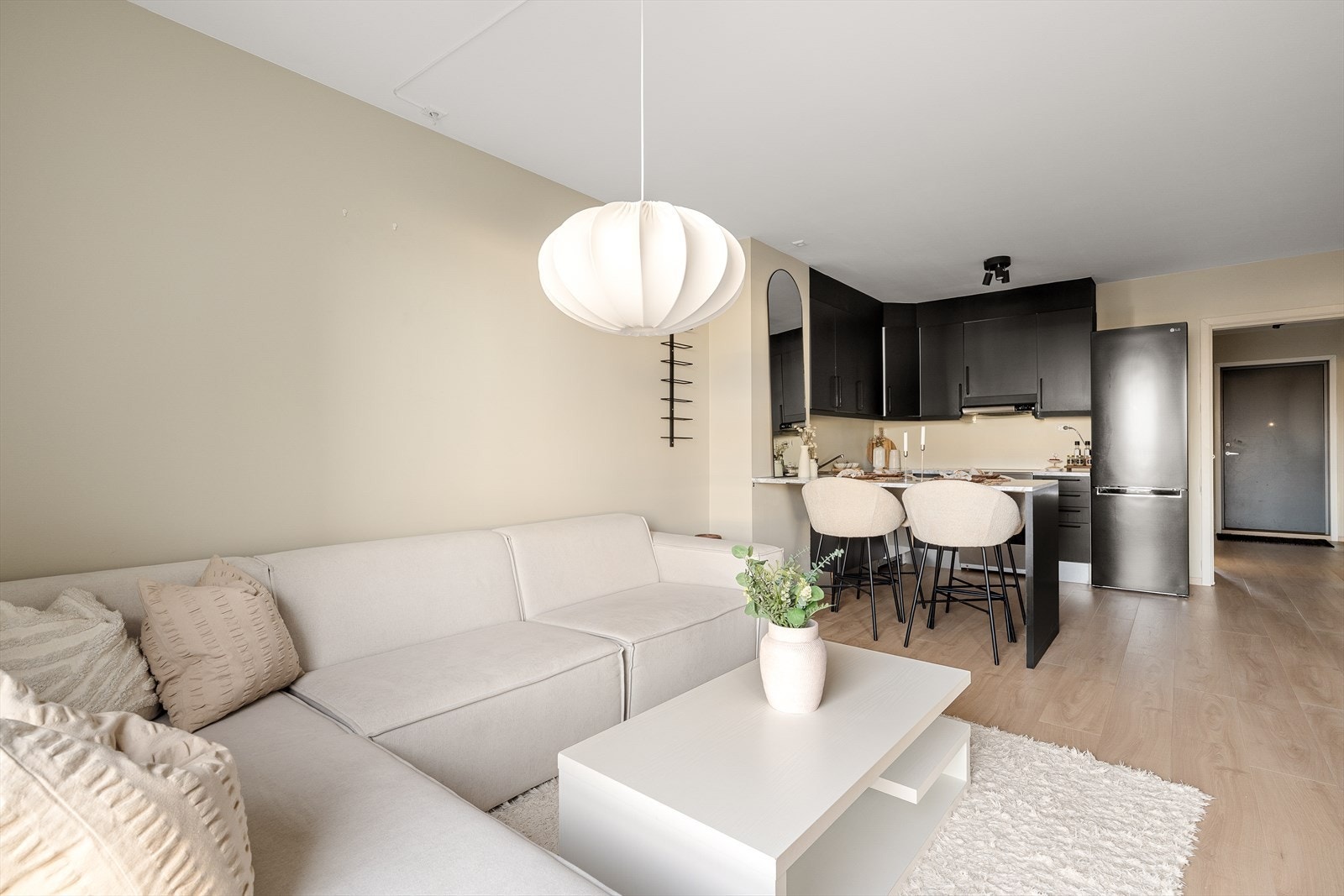 Den åpne planløsningen gir en god romfølelse i leiligheten. Galleribilde