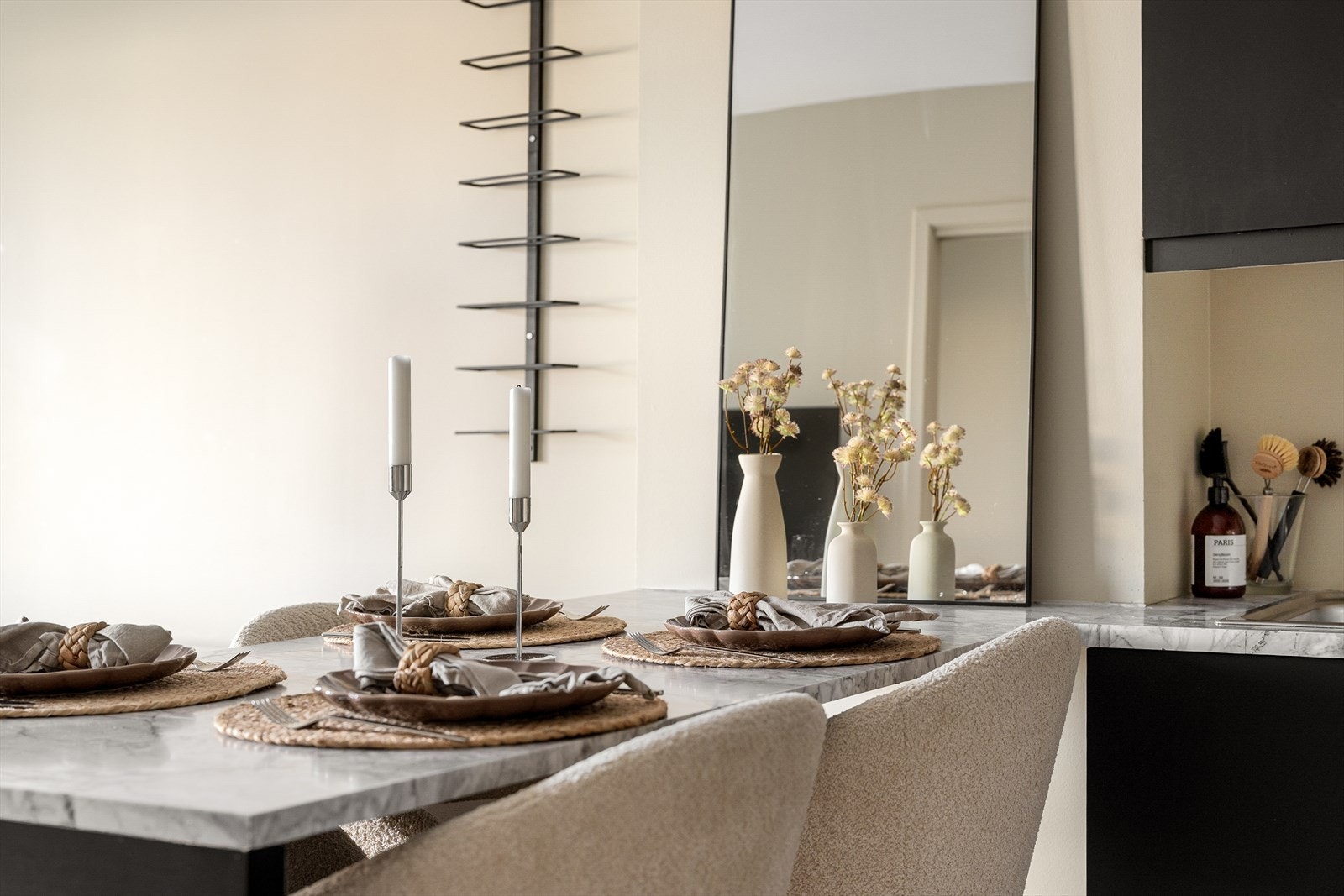 Kjøkkeninnredningen har slette, spraylakkerte fronter og en benkeplate i laminat. I 2023 ble kjøkkenet utvidet og innredningen spraylakkert. Galleribilde