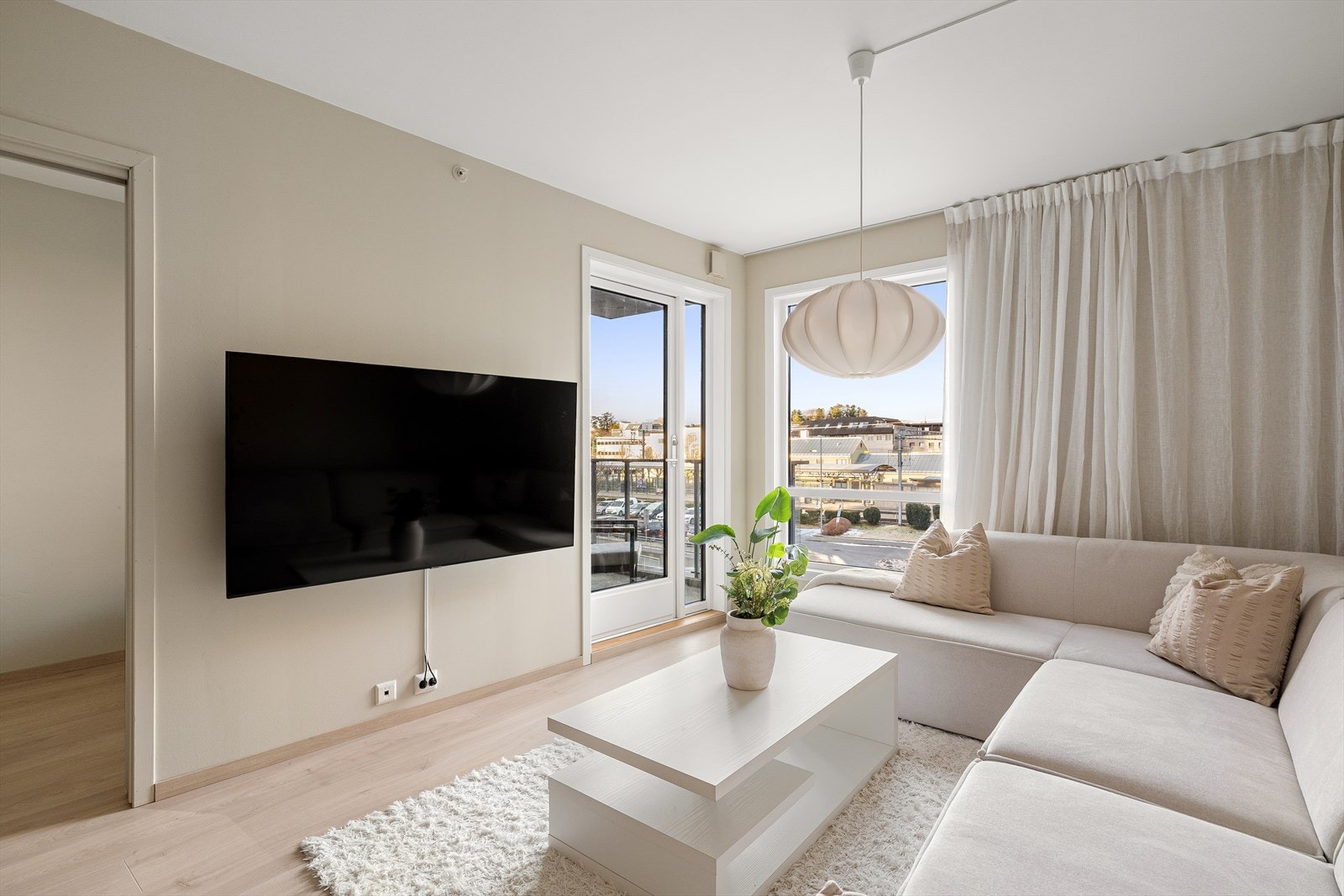 Fra stuen er det direkte utgang til balkongen. Galleribilde