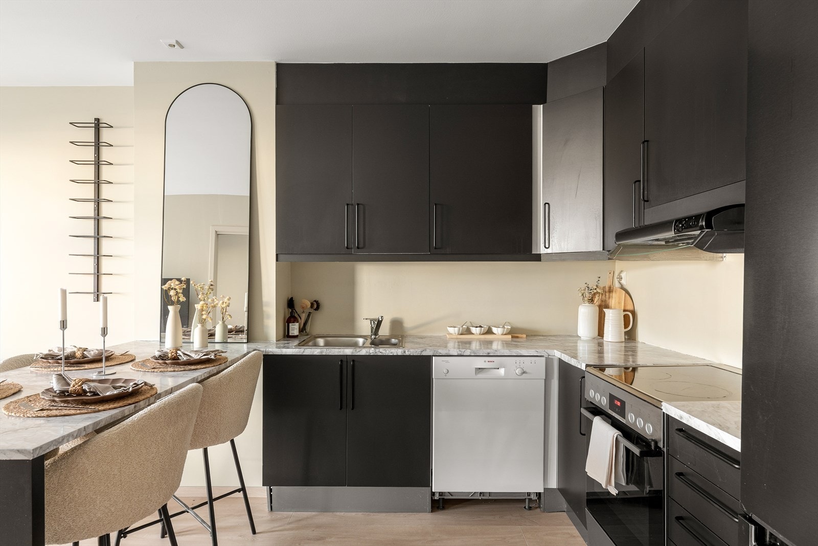 Innredningen med slette fronter gir kjøkkenet et rent og ryddig uttrykk, med god skapplass. Galleribilde