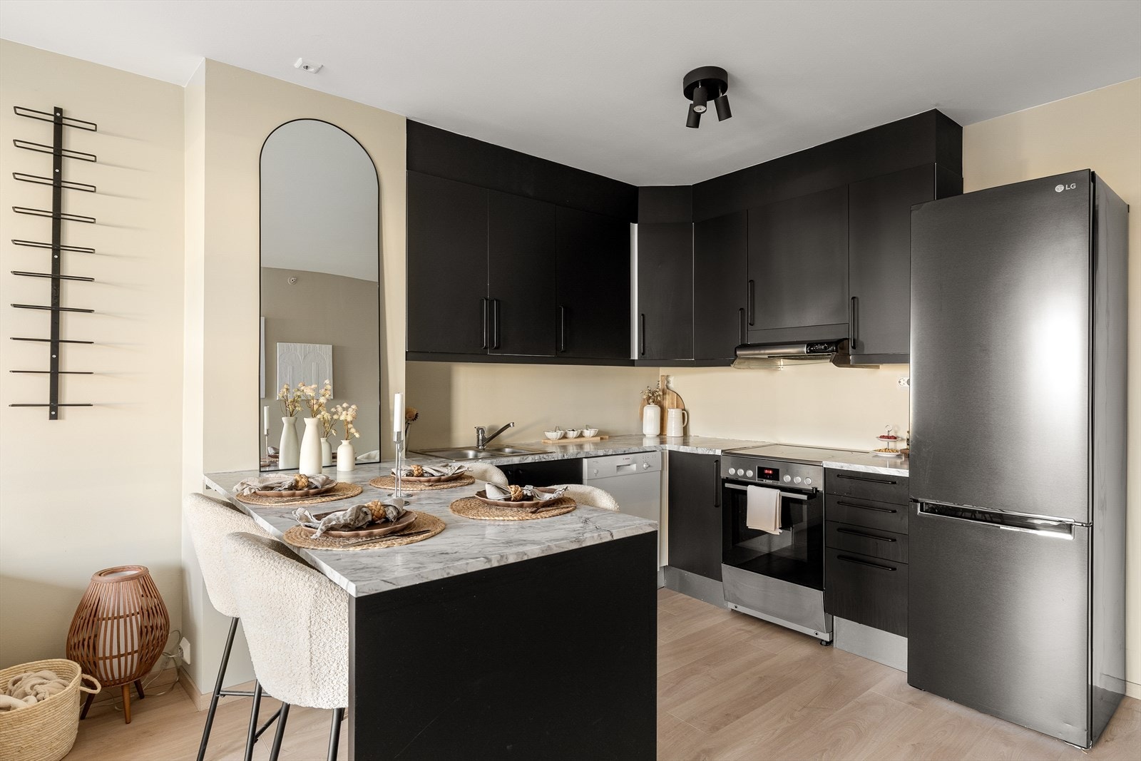 Kjøkkenet er utstyrt med frittstående hvitevarer og er tilknyttet byggets sentrale avtrekksanlegg. Galleribilde