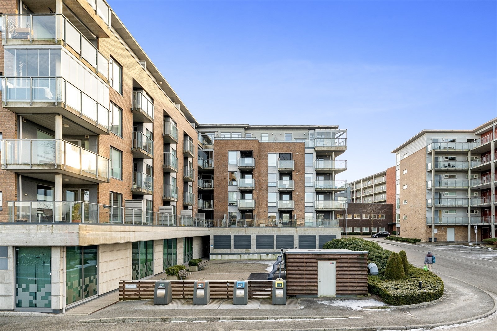 Felles utearealer er pent opparbeidet med grøntområder, lekeplass og et fellesområde på bakkeplan for grilling og ball-leker. Galleribilde