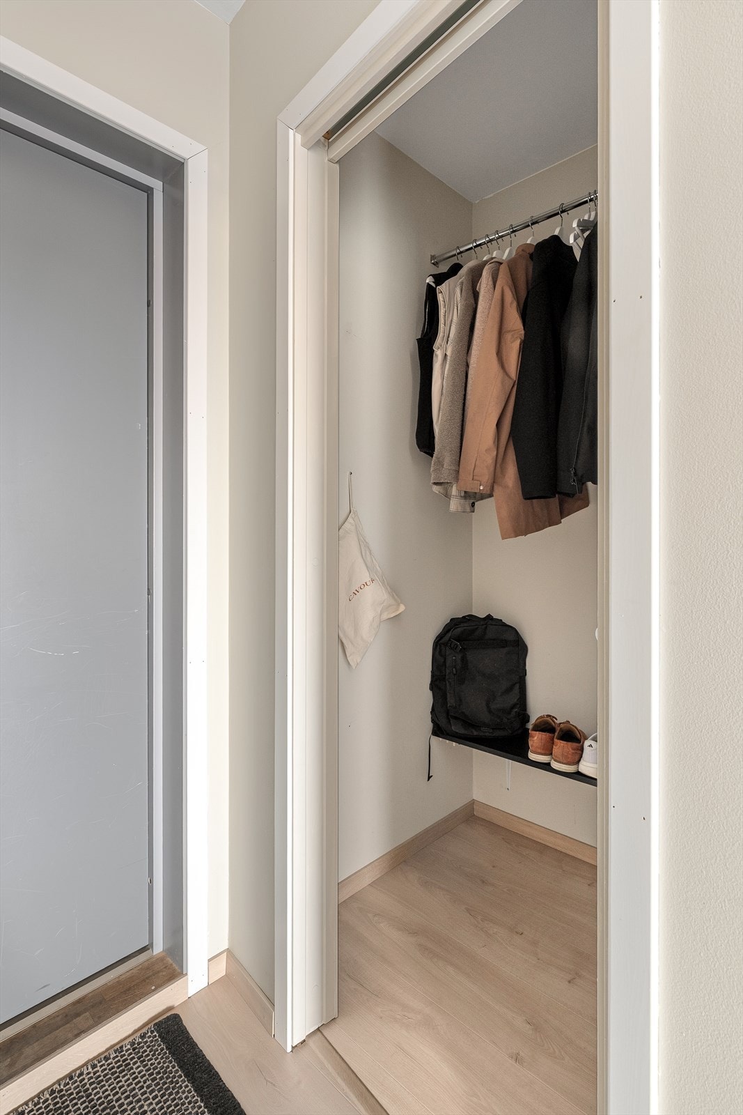 Leiligheten har en praktisk innvendig bod for oppbevaring. Galleribilde